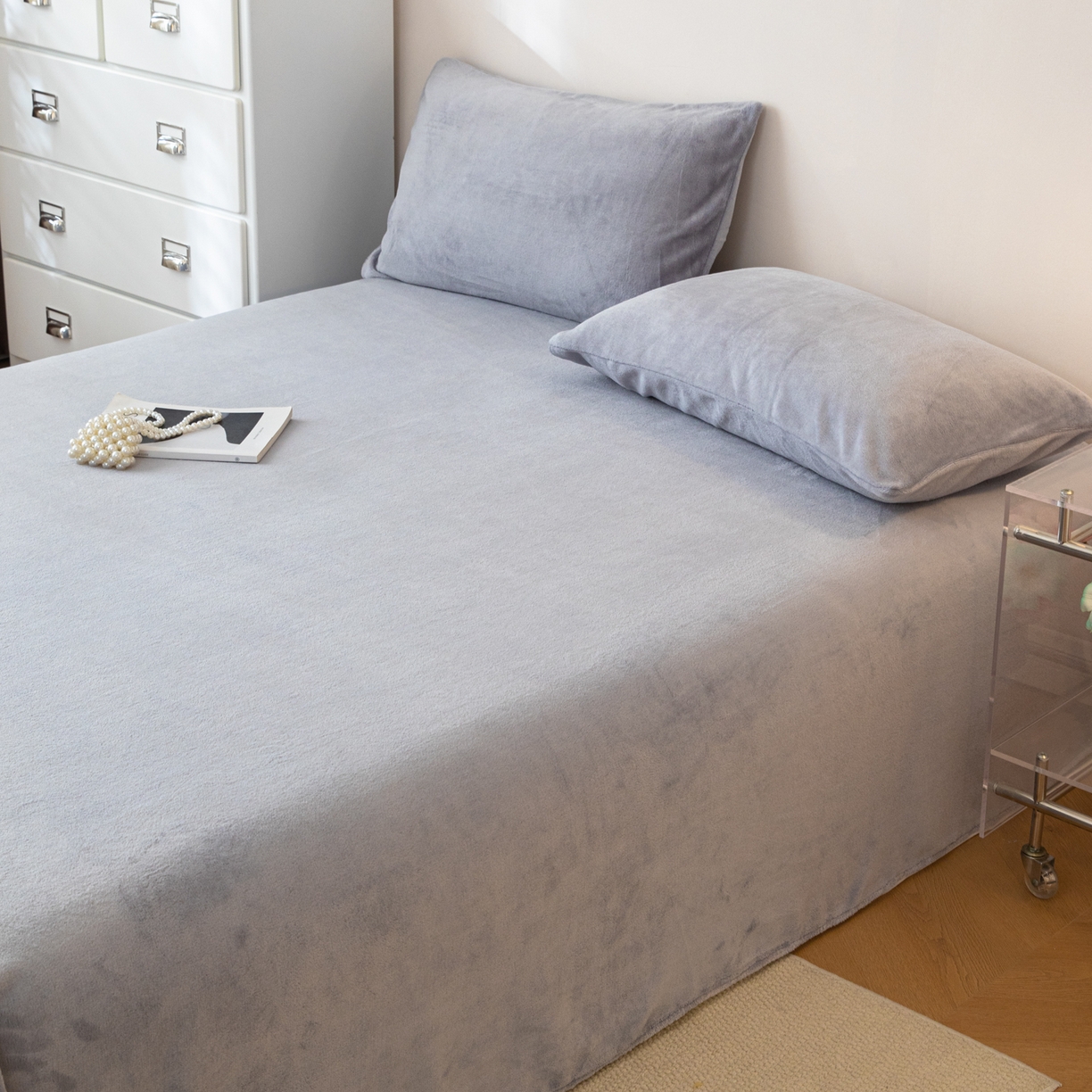 91家纺网 家纺一手货源 找家纺 眠博士 2025新款简约牛奶绒纯色单床单-场景二 牛奶绒纯色床单-浅灰