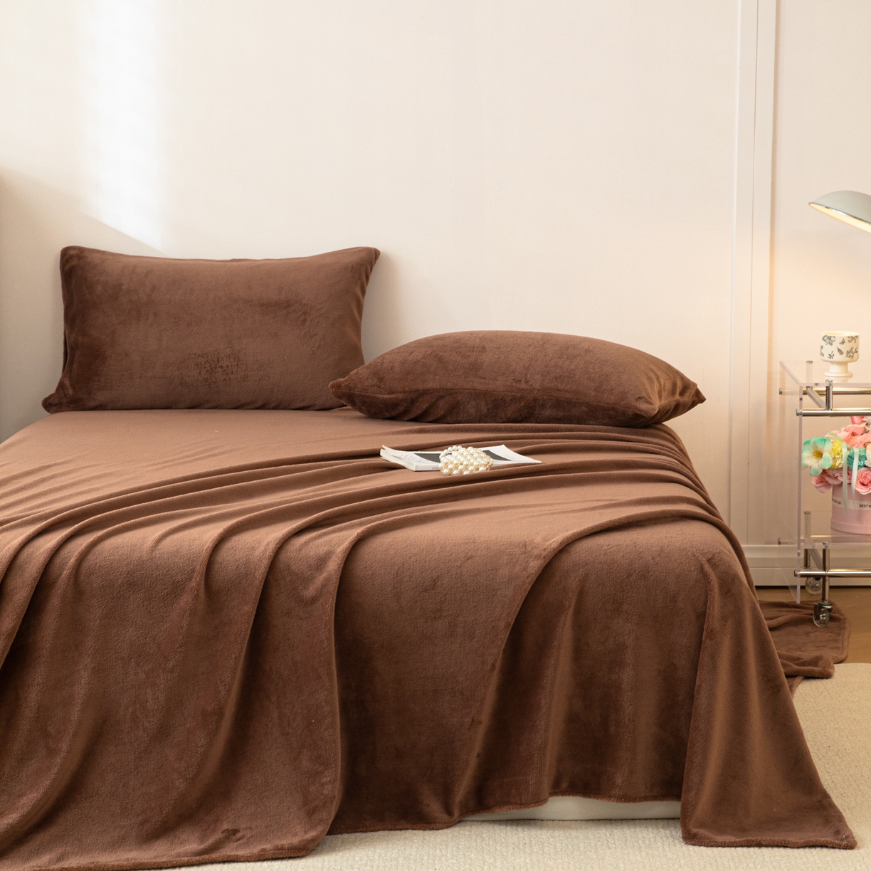 眠博士 2025新款简约牛奶绒纯色单床单-场景二 牛奶绒纯色床单-冬日咖