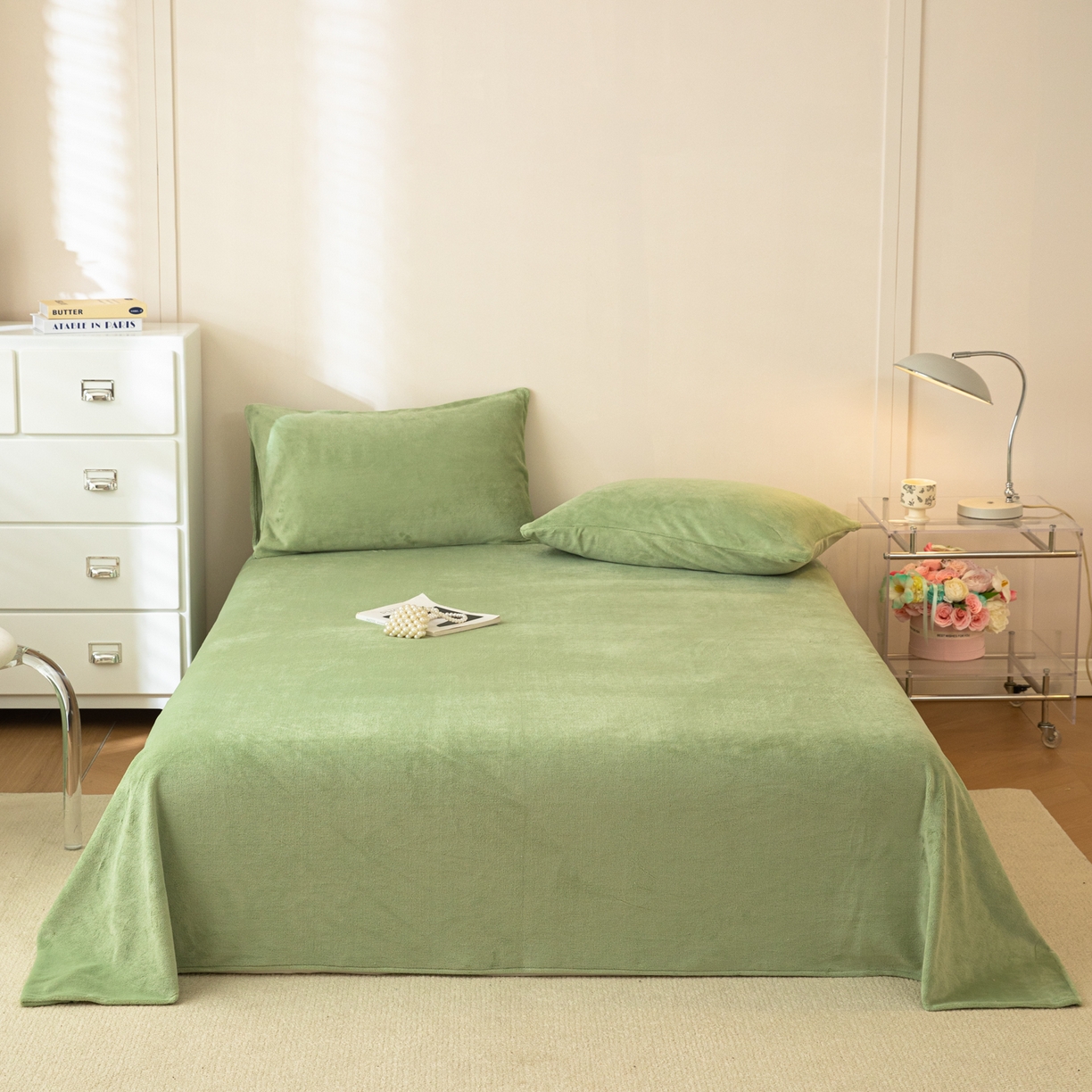 91家纺网 家纺一手货源 找家纺 眠博士 2025新款简约牛奶绒纯色单床单-场景二 牛奶绒纯色床单-苹果绿