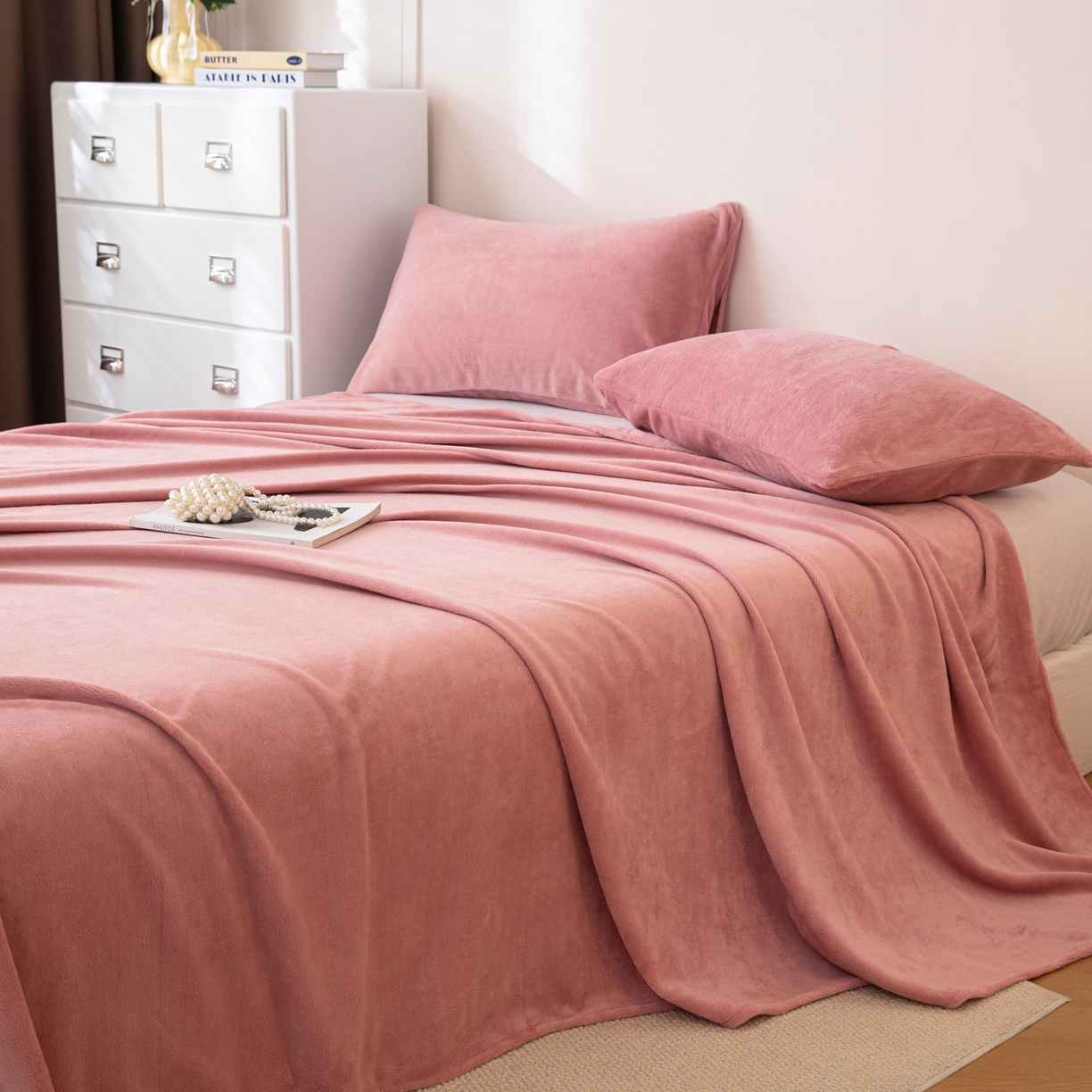 91家纺网 家纺一手货源 找家纺 眠博士 2025新款简约牛奶绒纯色单床单-场景二 牛奶绒纯色床单-冬日豆沙