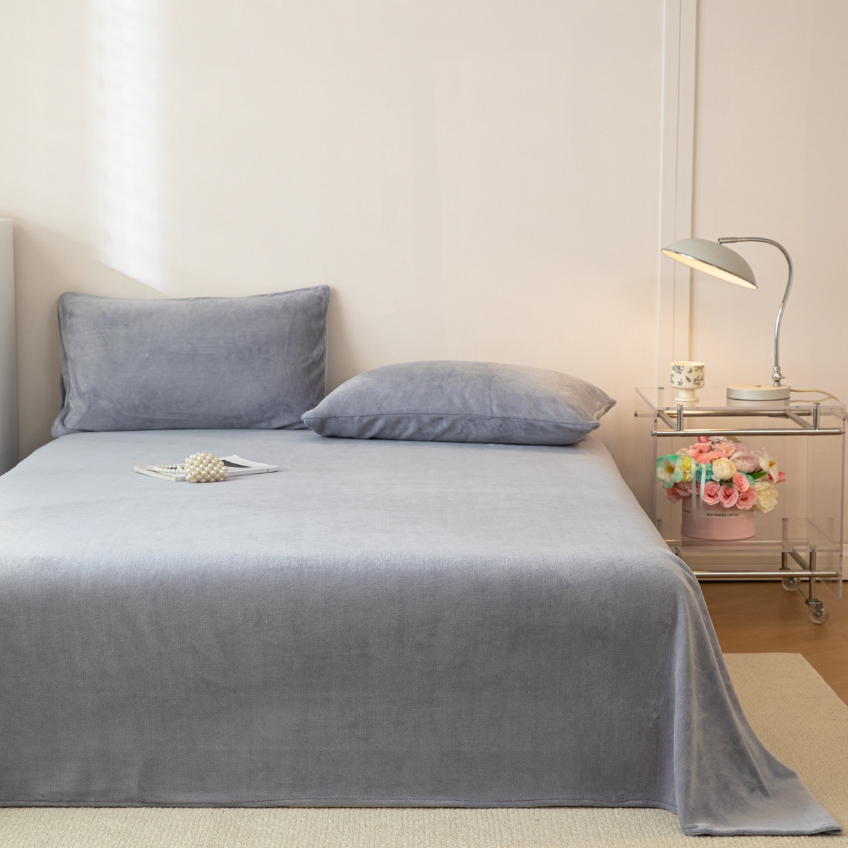 91家纺网 家纺一手货源 找家纺 眠博士 2025新款简约牛奶绒纯色单床单-场景二 牛奶绒纯色床单-浅灰