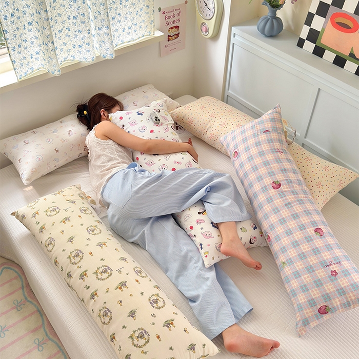 91家纺网 家纺一手货源 找家纺 （总）贝扬思家纺 2025新款云感双层纱软萌长条抱枕系列~抱睡敲舒服~