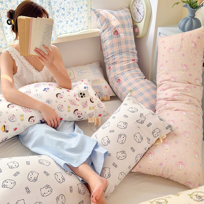 91家纺网 家纺一手货源 找家纺 （总）贝扬思家纺 2025新款云感双层纱软萌长条抱枕系列~抱睡敲舒服~