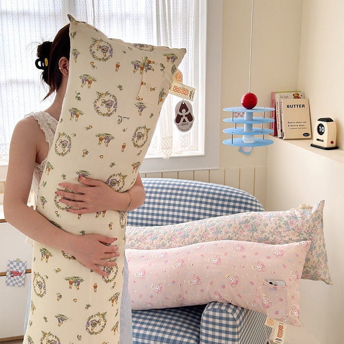 91家纺网 家纺一手货源 找家纺 （总）贝扬思家纺 2025新款云感双层纱软萌长条抱枕系列~抱睡敲舒服~