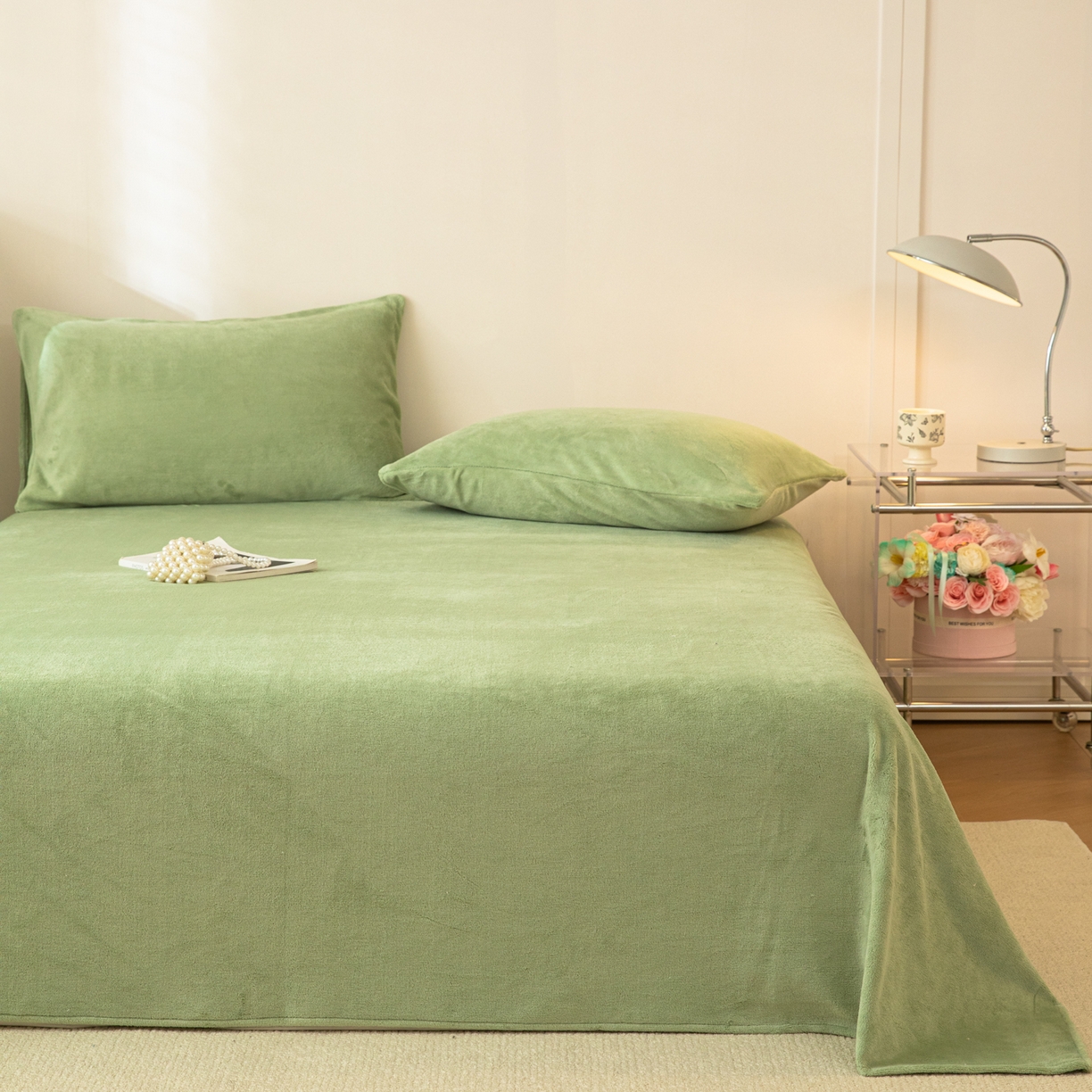 91家纺网 家纺一手货源 找家纺 眠博士 2025新款简约牛奶绒纯色单床单-场景二 牛奶绒纯色床单-苹果绿