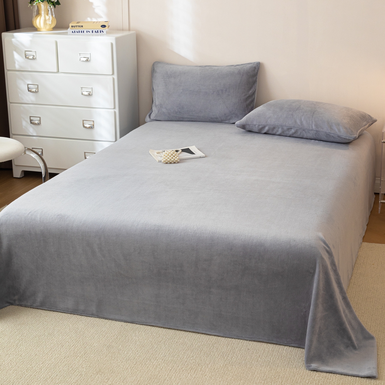 91家纺网 家纺一手货源 找家纺 眠博士 2025新款简约牛奶绒纯色单床单-场景二 牛奶绒纯色床单-浅灰