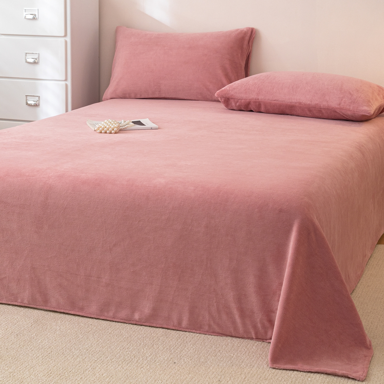 91家纺网 家纺一手货源 找家纺 眠博士 2025新款简约牛奶绒纯色单床单-场景二 牛奶绒纯色床单-冬日豆沙