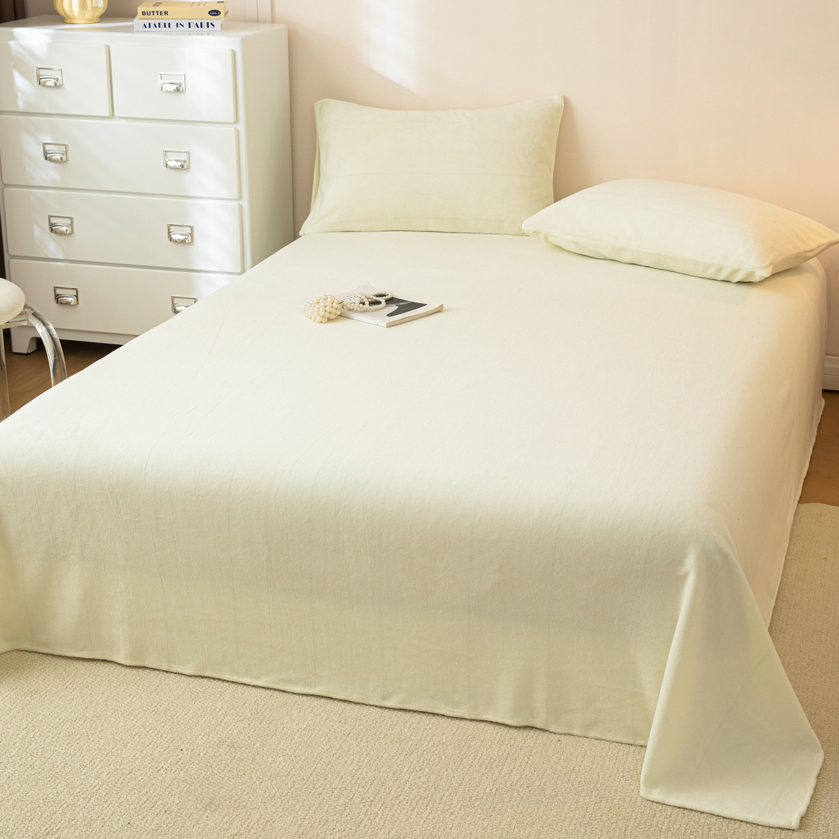 91家纺网 家纺一手货源 找家纺 眠博士 2025新款简约牛奶绒纯色单床单-场景二 牛奶绒纯色床单-奶白