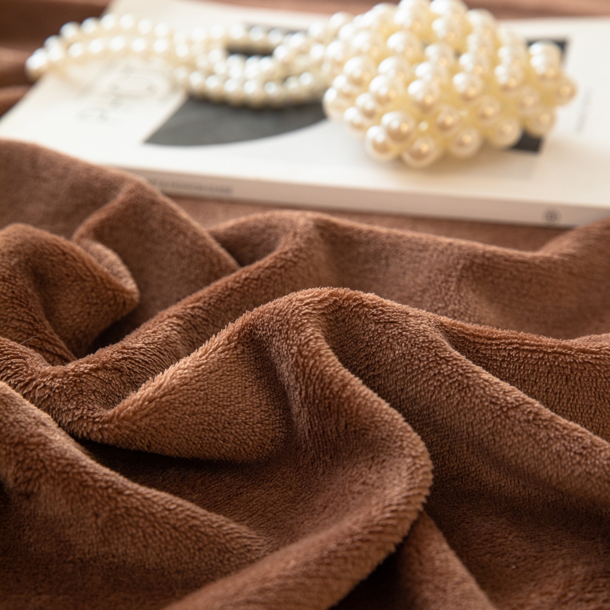 91家纺网 家纺一手货源 找家纺 眠博士 2025新款简约牛奶绒纯色单床单-场景二 牛奶绒纯色床单-冬日咖