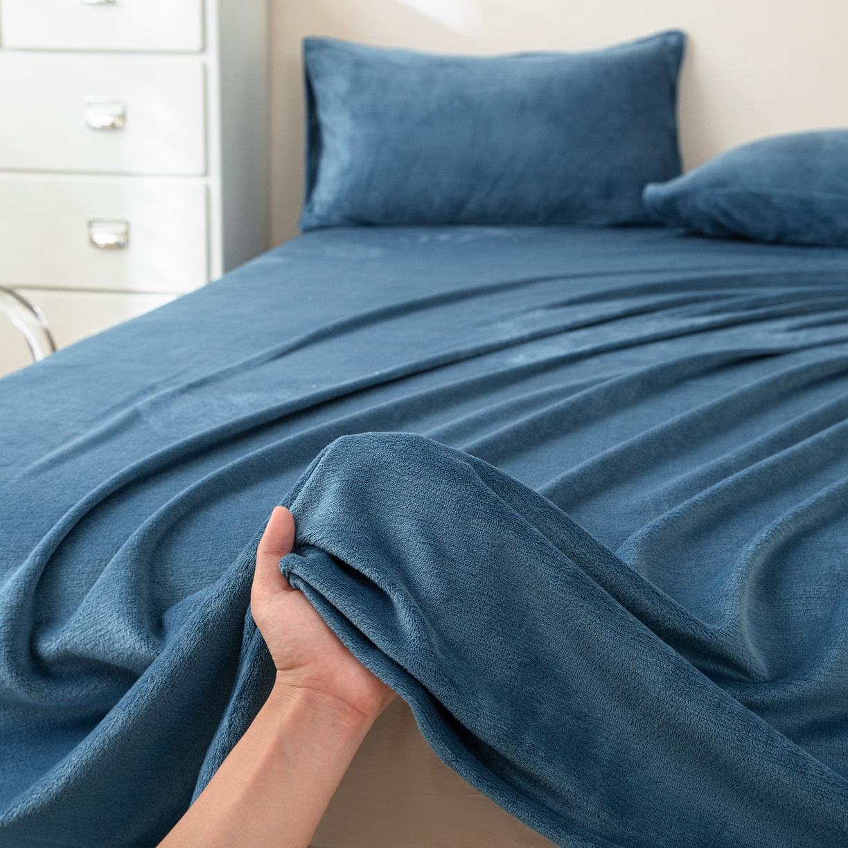 91家纺网 家纺一手货源 找家纺 （总）眠博士 2025新款简约牛奶绒纯色单床单-场景二