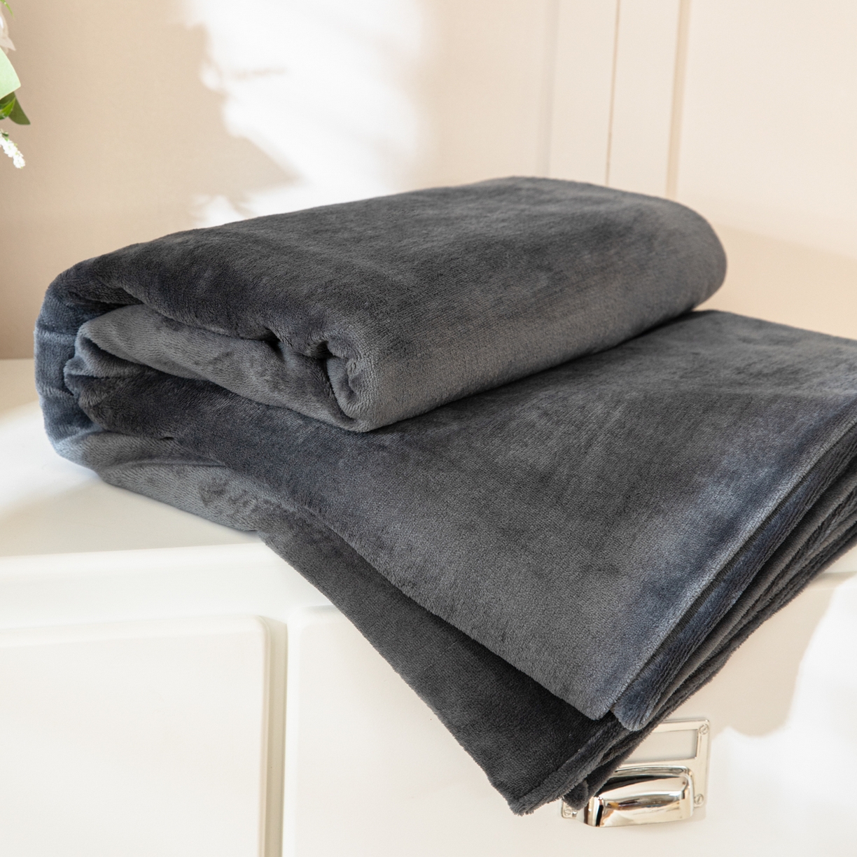 91家纺网 家纺一手货源 找家纺 眠博士 2025新款简约牛奶绒纯色单床单-场景二 牛奶绒纯色床单-深灰