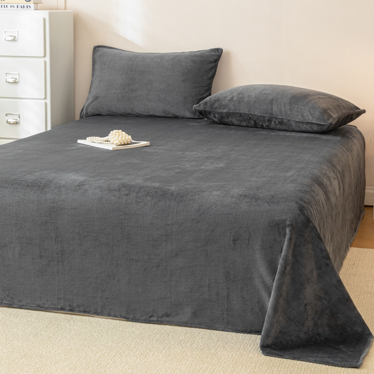 91家纺网 家纺一手货源 找家纺 眠博士 2025新款简约牛奶绒纯色单床单-场景二 牛奶绒纯色床单-深灰