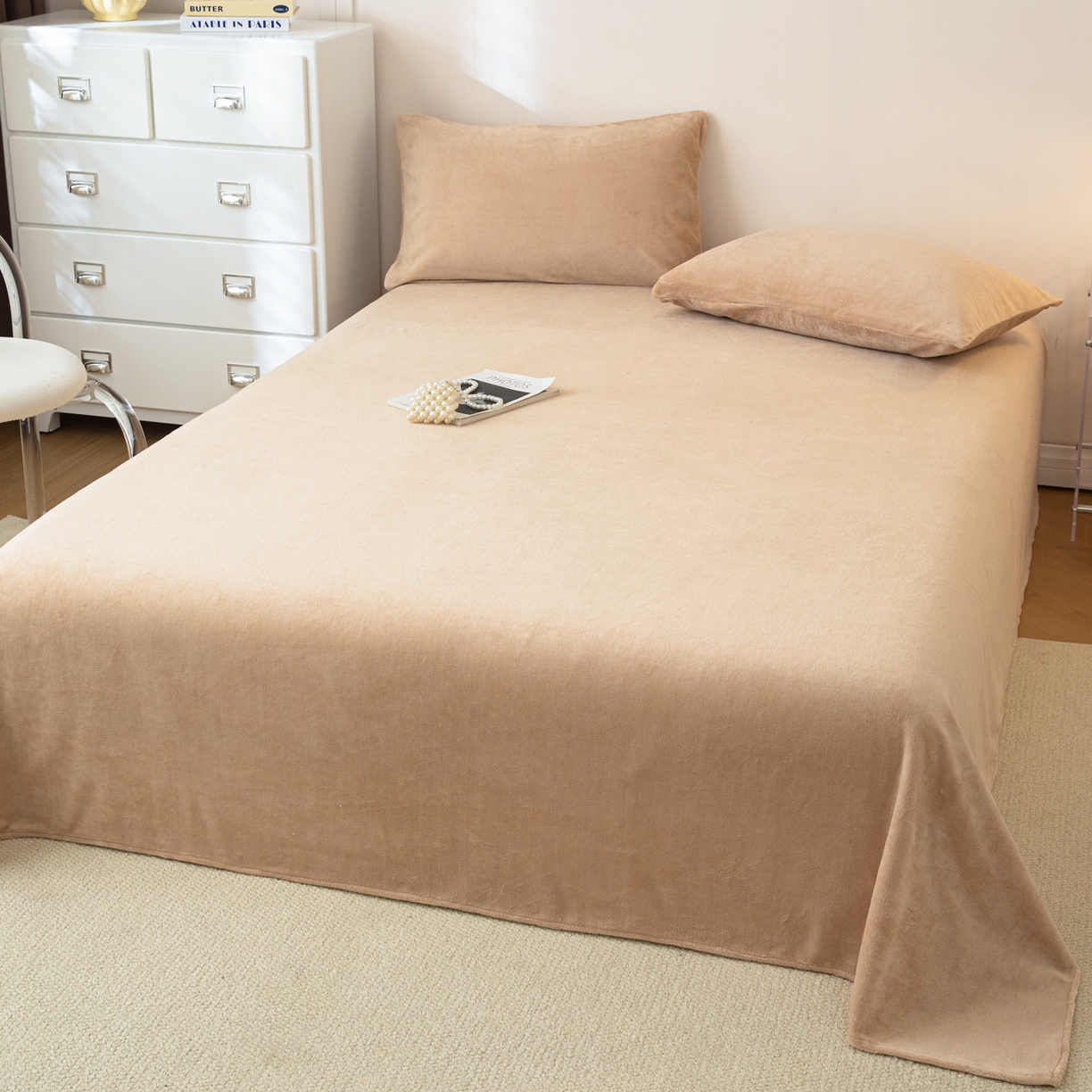91家纺网 家纺一手货源 找家纺 眠博士 2025新款简约牛奶绒纯色单床单-场景二 牛奶绒纯色床单-暖咖