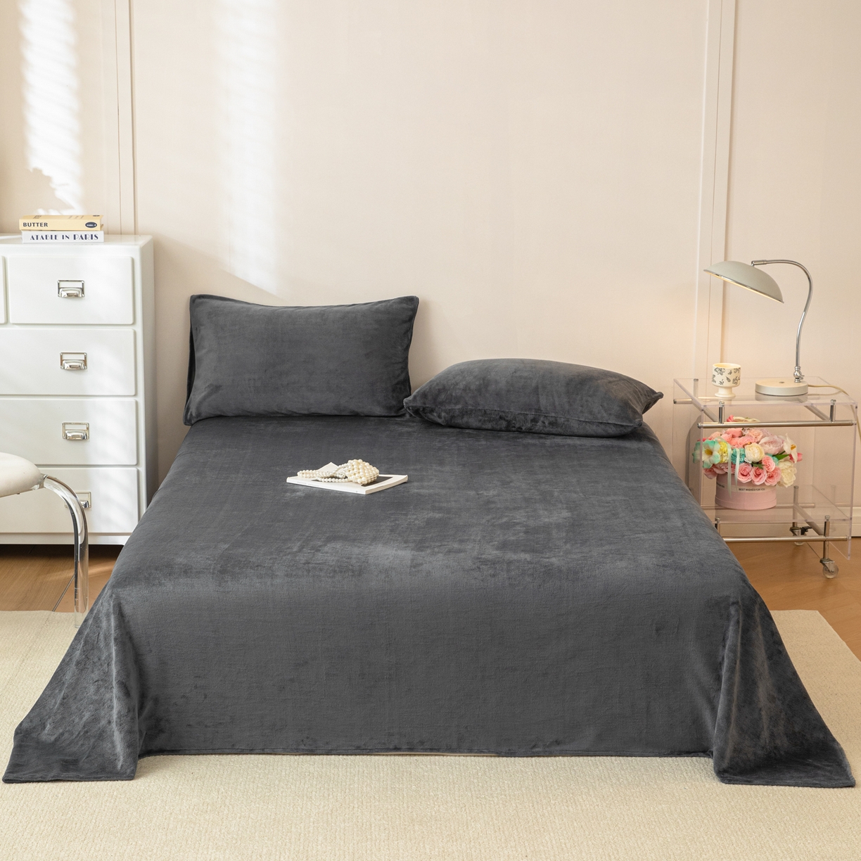 91家纺网 家纺一手货源 找家纺 眠博士 2025新款简约牛奶绒纯色单床单-场景二 牛奶绒纯色床单-深灰
