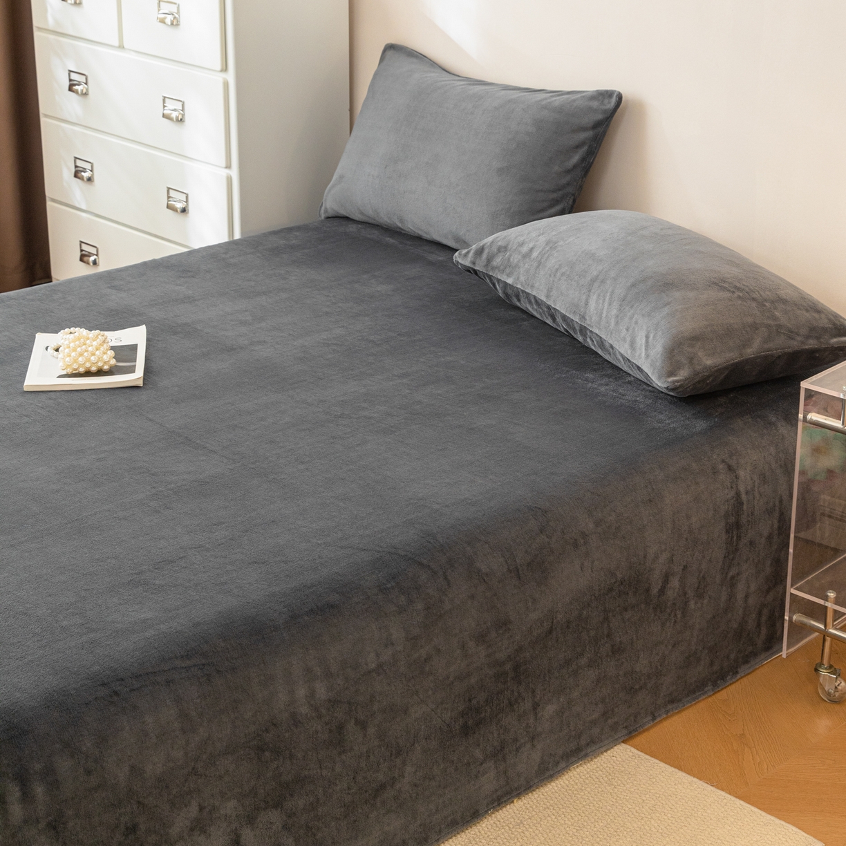 91家纺网 家纺一手货源 找家纺 眠博士 2025新款简约牛奶绒纯色单床单-场景二 牛奶绒纯色床单-深灰
