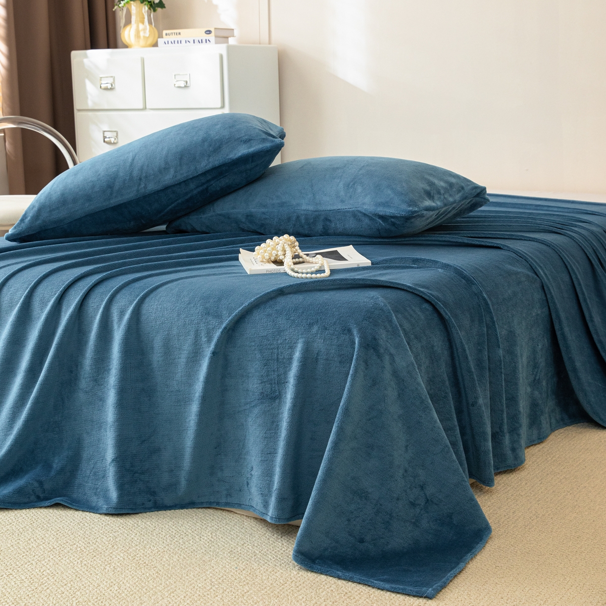91家纺网 家纺一手货源 找家纺 眠博士 2025新款简约牛奶绒纯色单床单-场景二 牛奶绒纯色床单-靛青