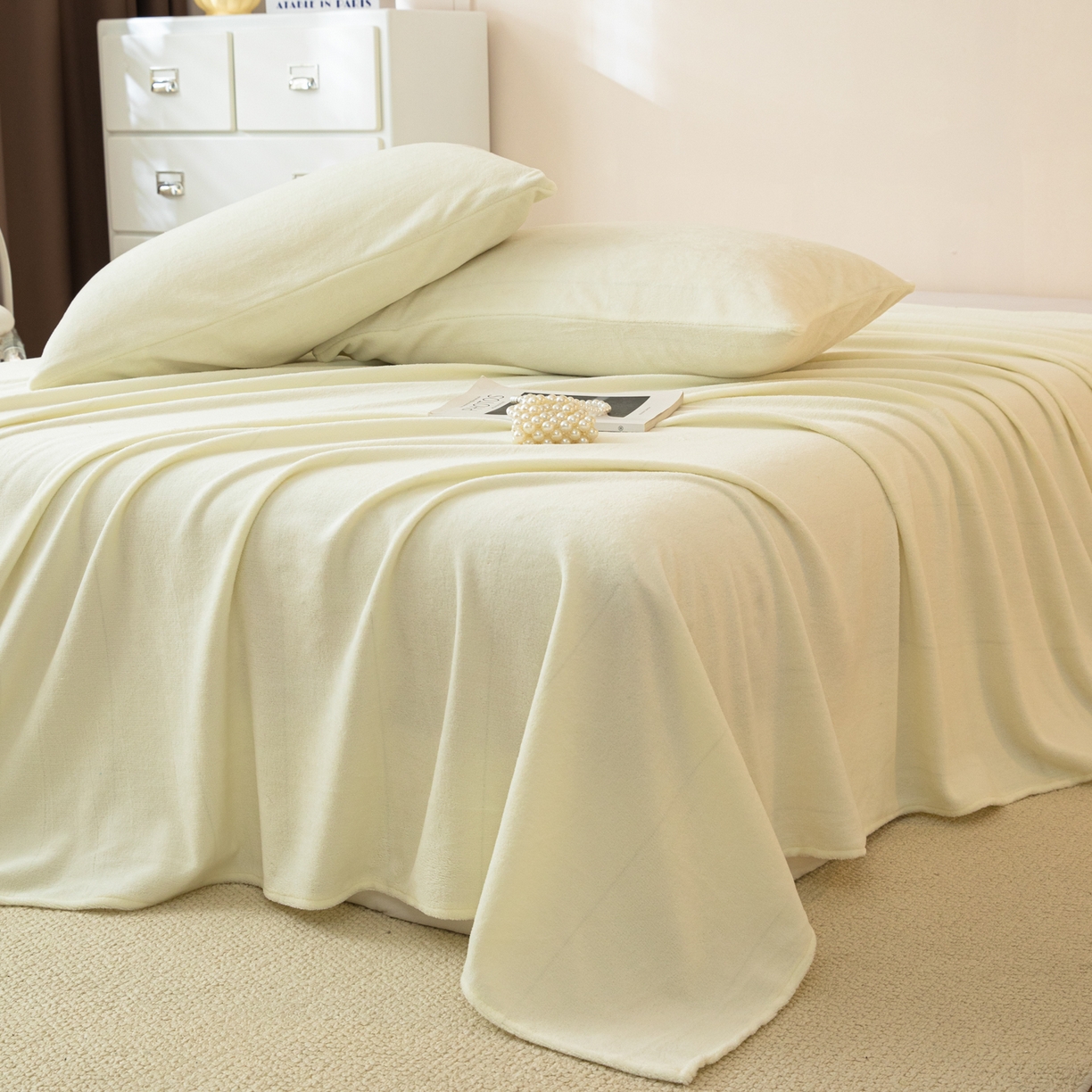 91家纺网 家纺一手货源 找家纺 眠博士 2025新款简约牛奶绒纯色单床单-场景二 牛奶绒纯色床单-奶白