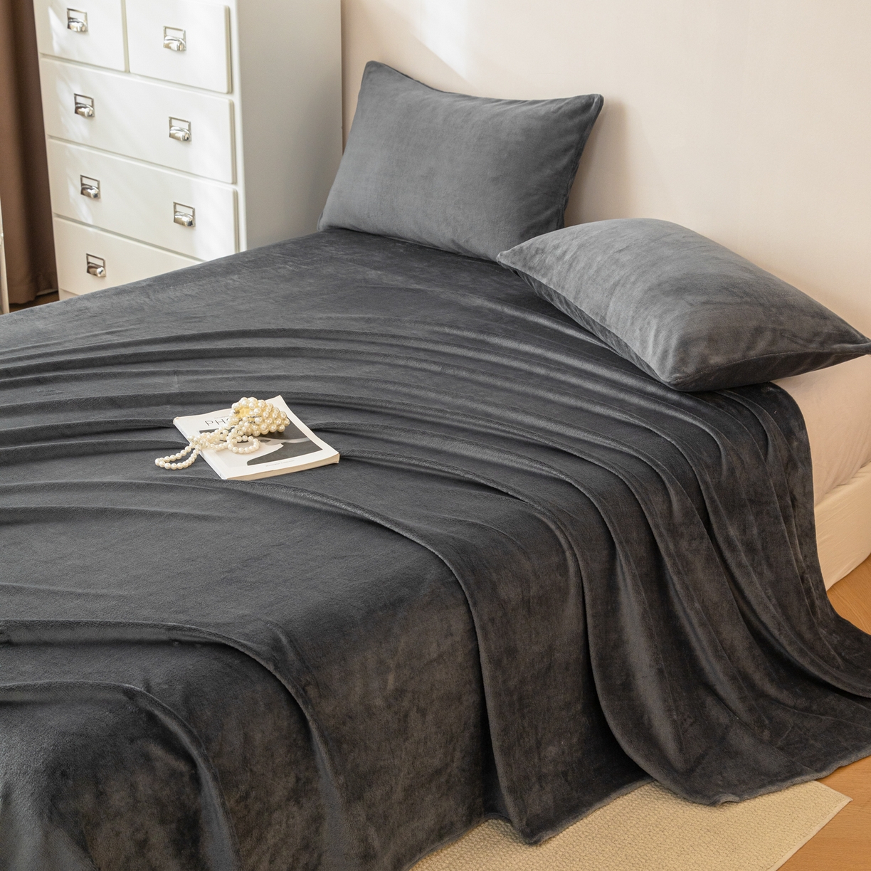 91家纺网 家纺一手货源 找家纺 眠博士 2025新款简约牛奶绒纯色单床单-场景二 牛奶绒纯色床单-深灰