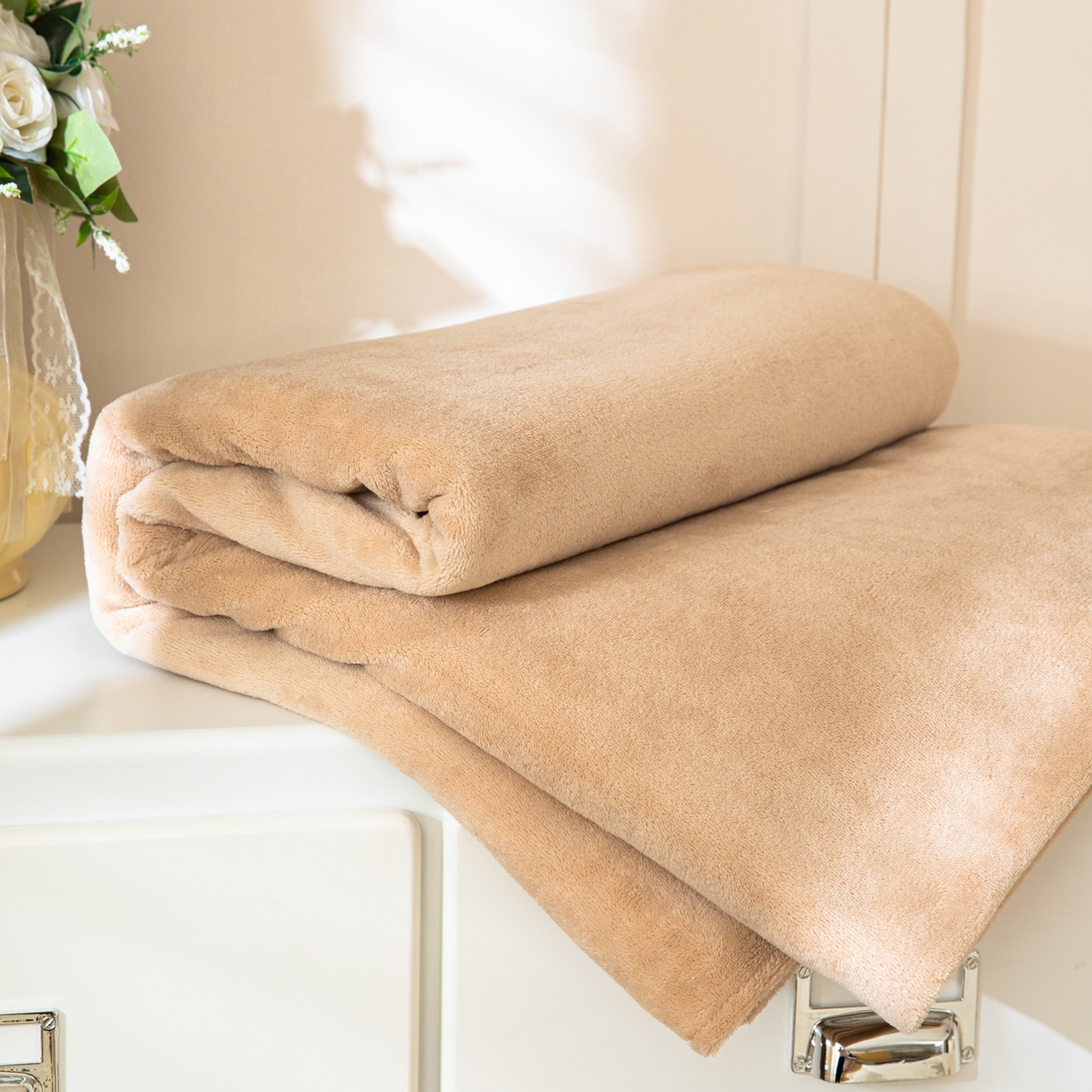 91家纺网 家纺一手货源 找家纺 眠博士 2025新款简约牛奶绒纯色单床单-场景二 牛奶绒纯色床单-暖咖