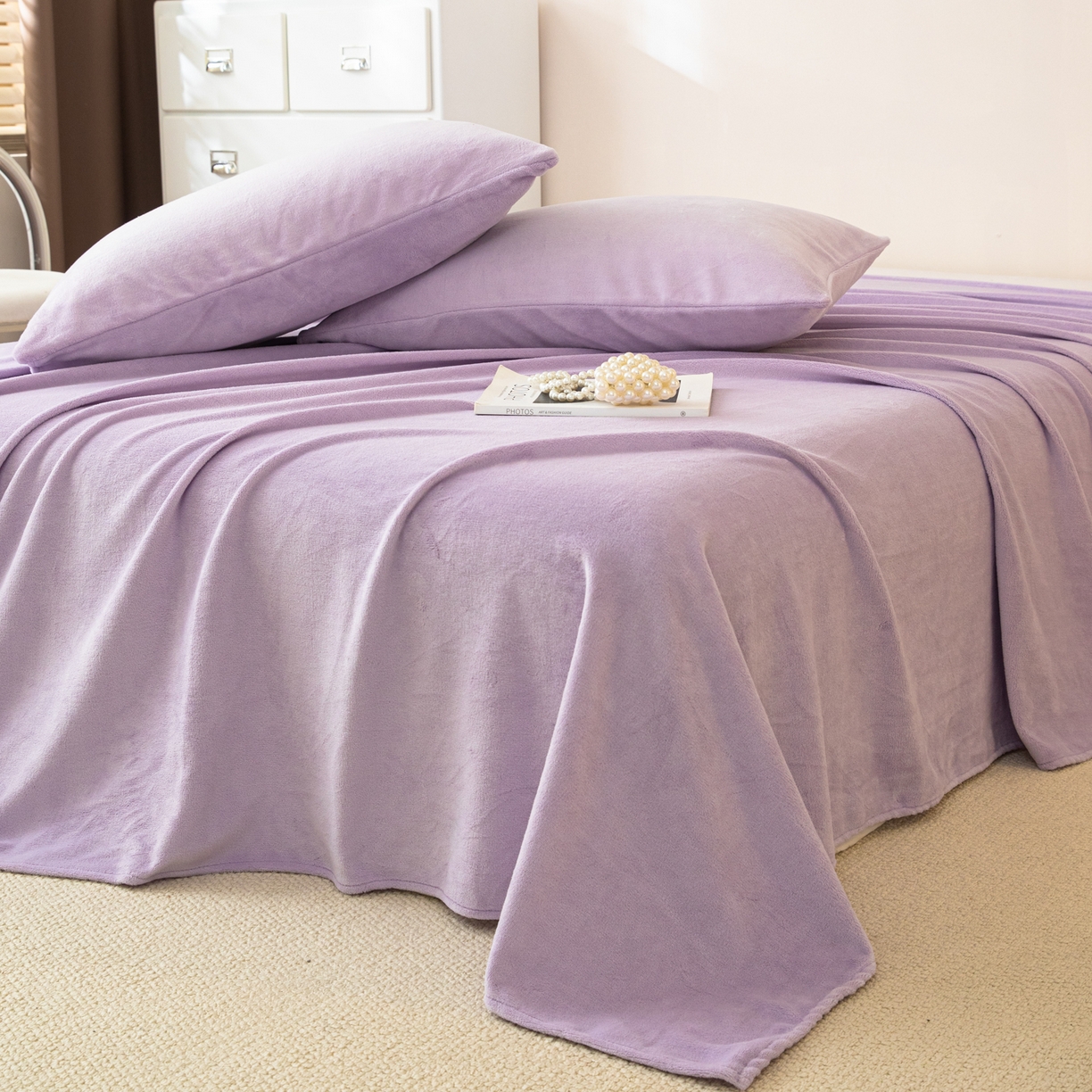 91家纺网 家纺一手货源 找家纺 眠博士 2025新款简约牛奶绒纯色单床单-场景二 牛奶绒纯色床单-丁香紫