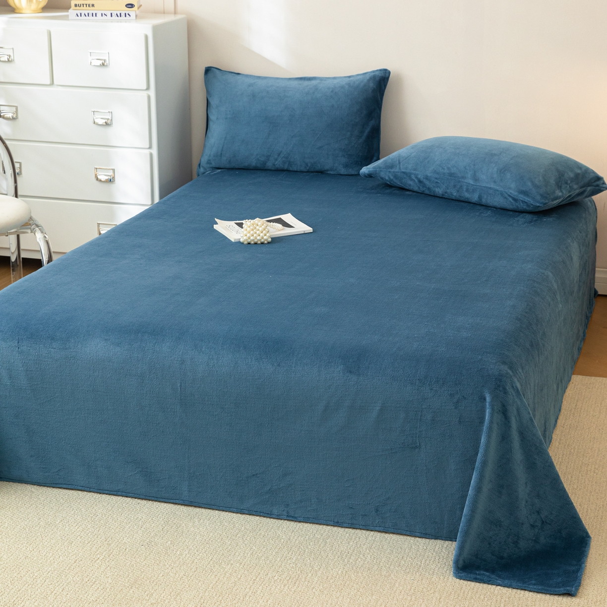 91家纺网 家纺一手货源 找家纺 眠博士 2025新款简约牛奶绒纯色单床单-场景二 牛奶绒纯色床单-靛青