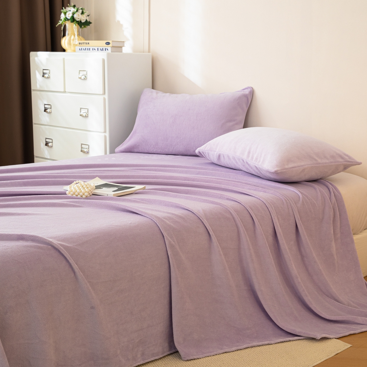 91家纺网 家纺一手货源 找家纺 眠博士 2025新款简约牛奶绒纯色单床单-场景二 牛奶绒纯色床单-丁香紫