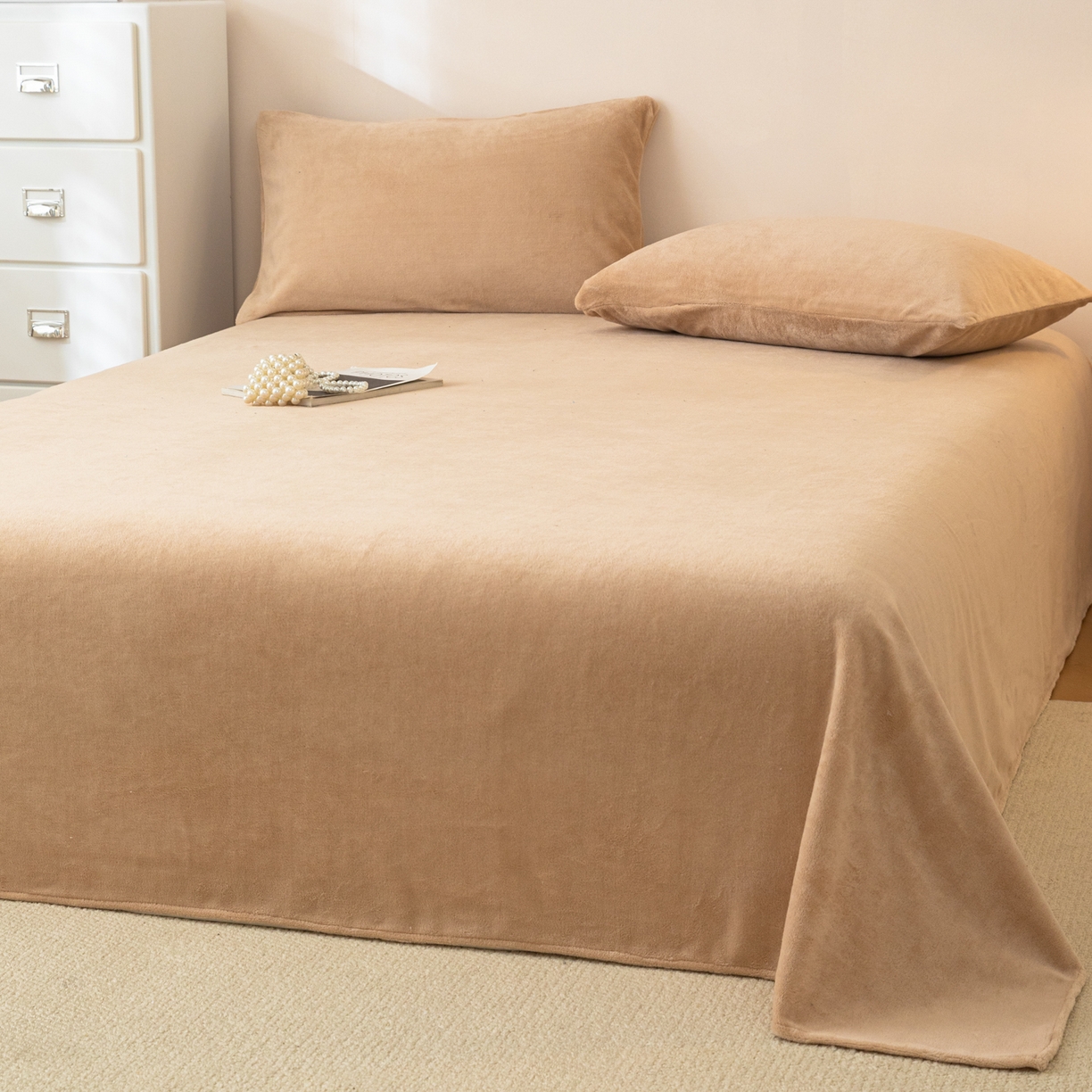 91家纺网 家纺一手货源 找家纺 眠博士 2025新款简约牛奶绒纯色单床单-场景二 牛奶绒纯色床单-暖咖