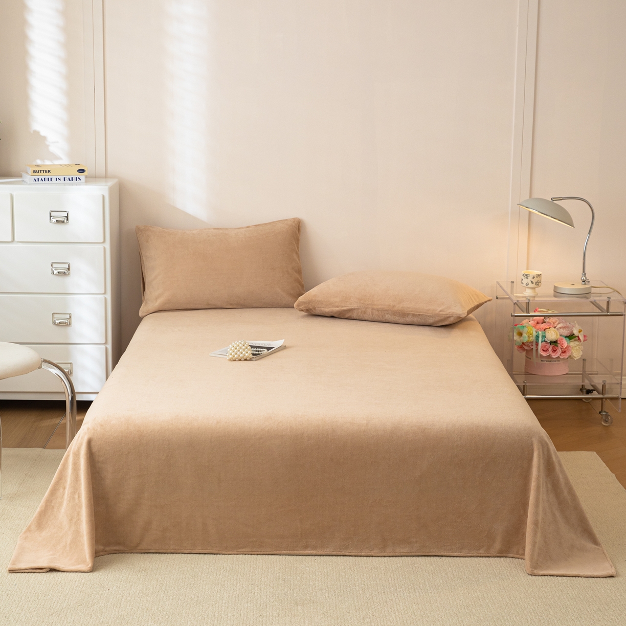 91家纺网 家纺一手货源 找家纺 眠博士 2025新款简约牛奶绒纯色单床单-场景二 牛奶绒纯色床单-暖咖