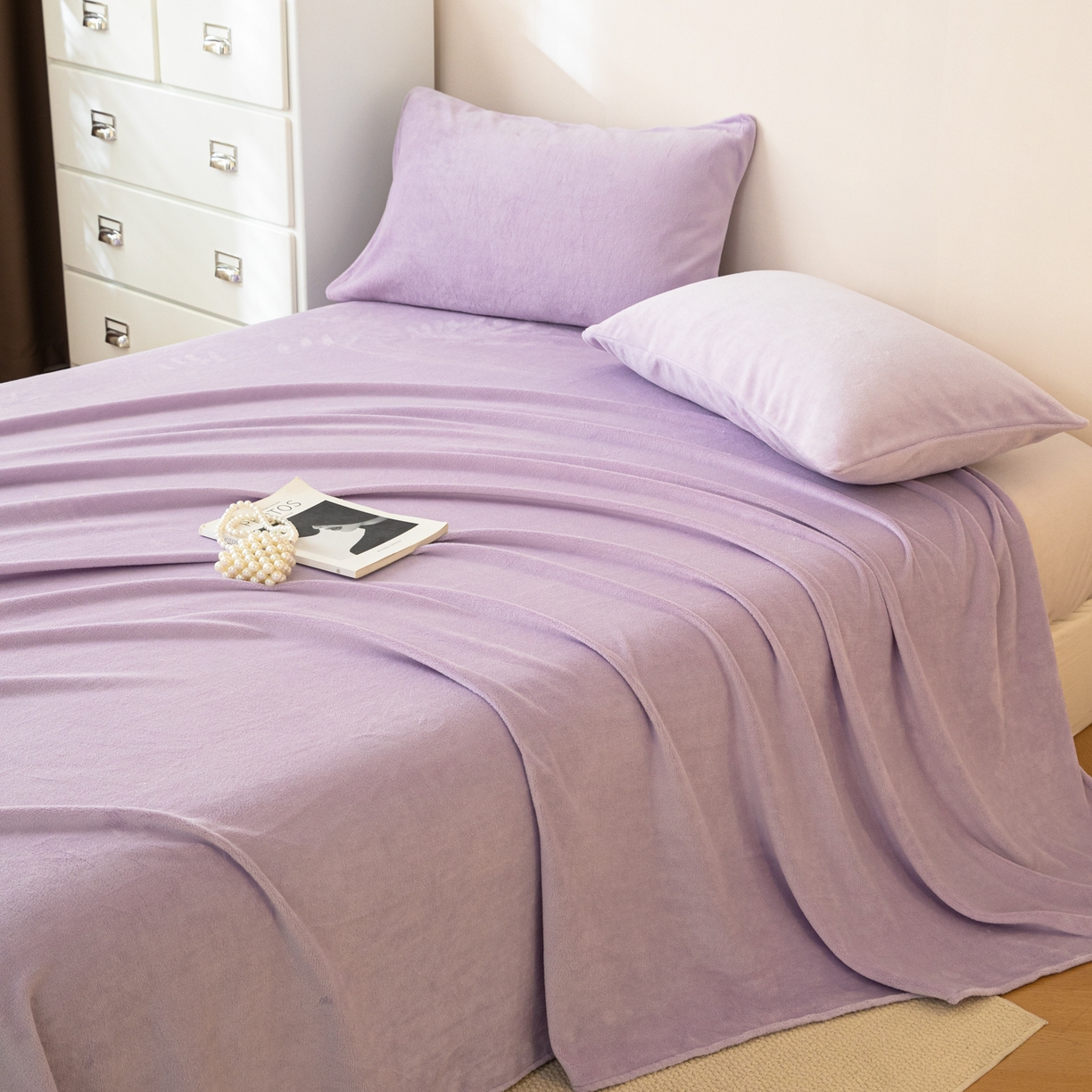 91家纺网 家纺一手货源 找家纺 眠博士 2025新款简约牛奶绒纯色单床单-场景二 牛奶绒纯色床单-丁香紫