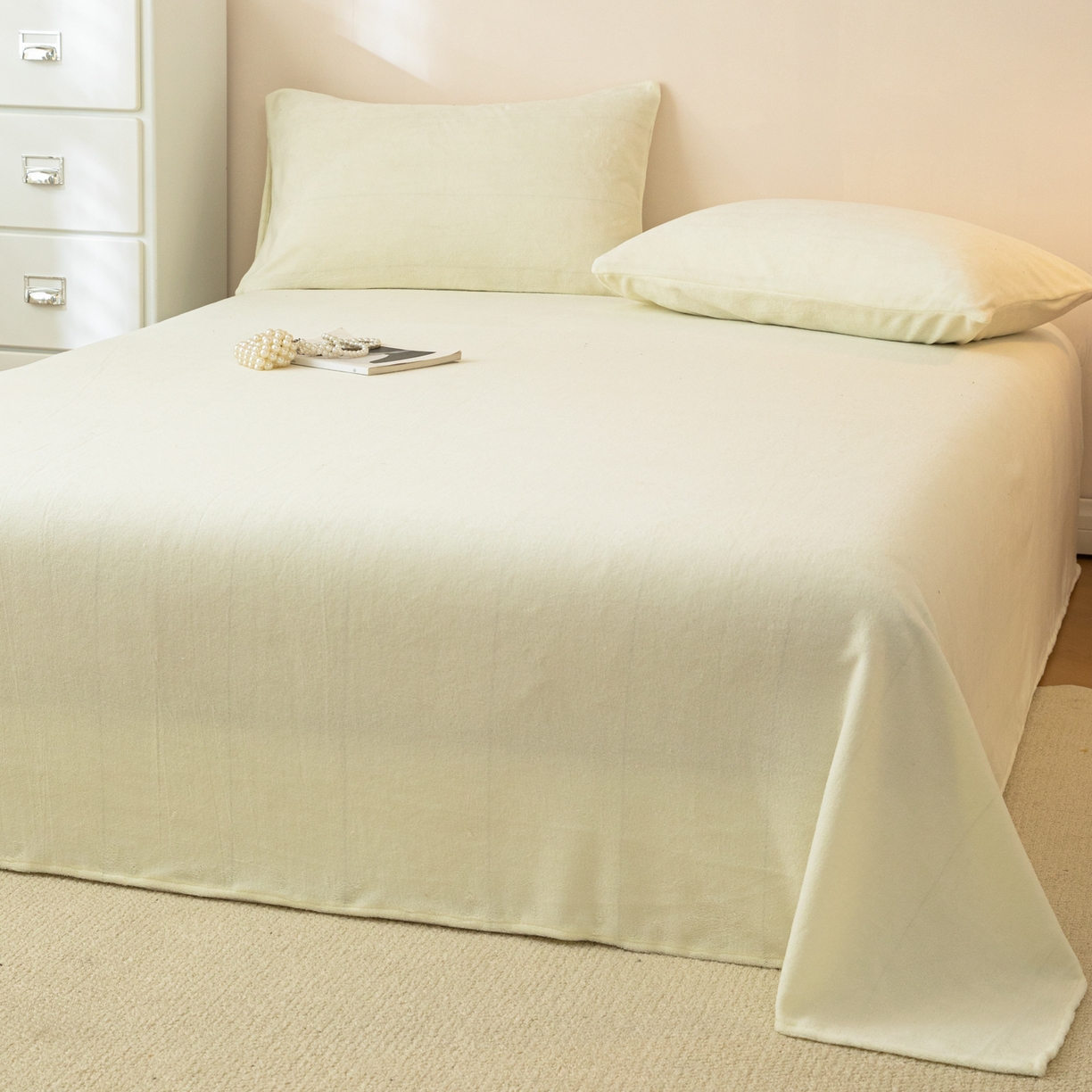 91家纺网 家纺一手货源 找家纺 眠博士 2025新款简约牛奶绒纯色单床单-场景二 牛奶绒纯色床单-奶白