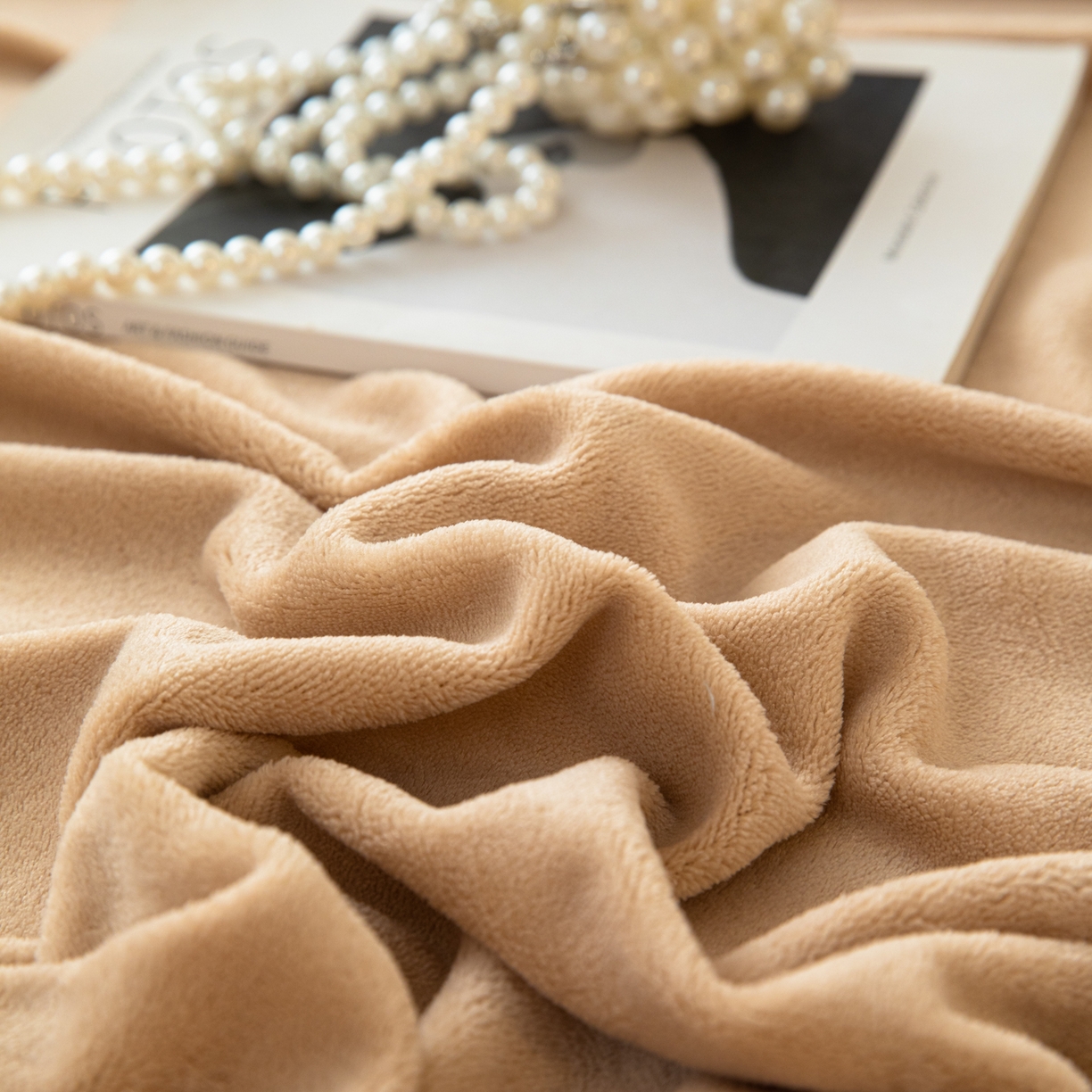 91家纺网 家纺一手货源 找家纺 眠博士 2025新款简约牛奶绒纯色单床单-场景二 牛奶绒纯色床单-暖咖