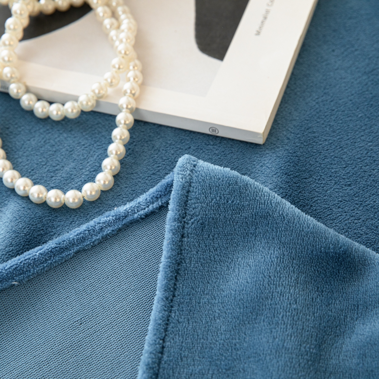 91家纺网 家纺一手货源 找家纺 眠博士 2025新款简约牛奶绒纯色单床单-场景二 牛奶绒纯色床单-靛青