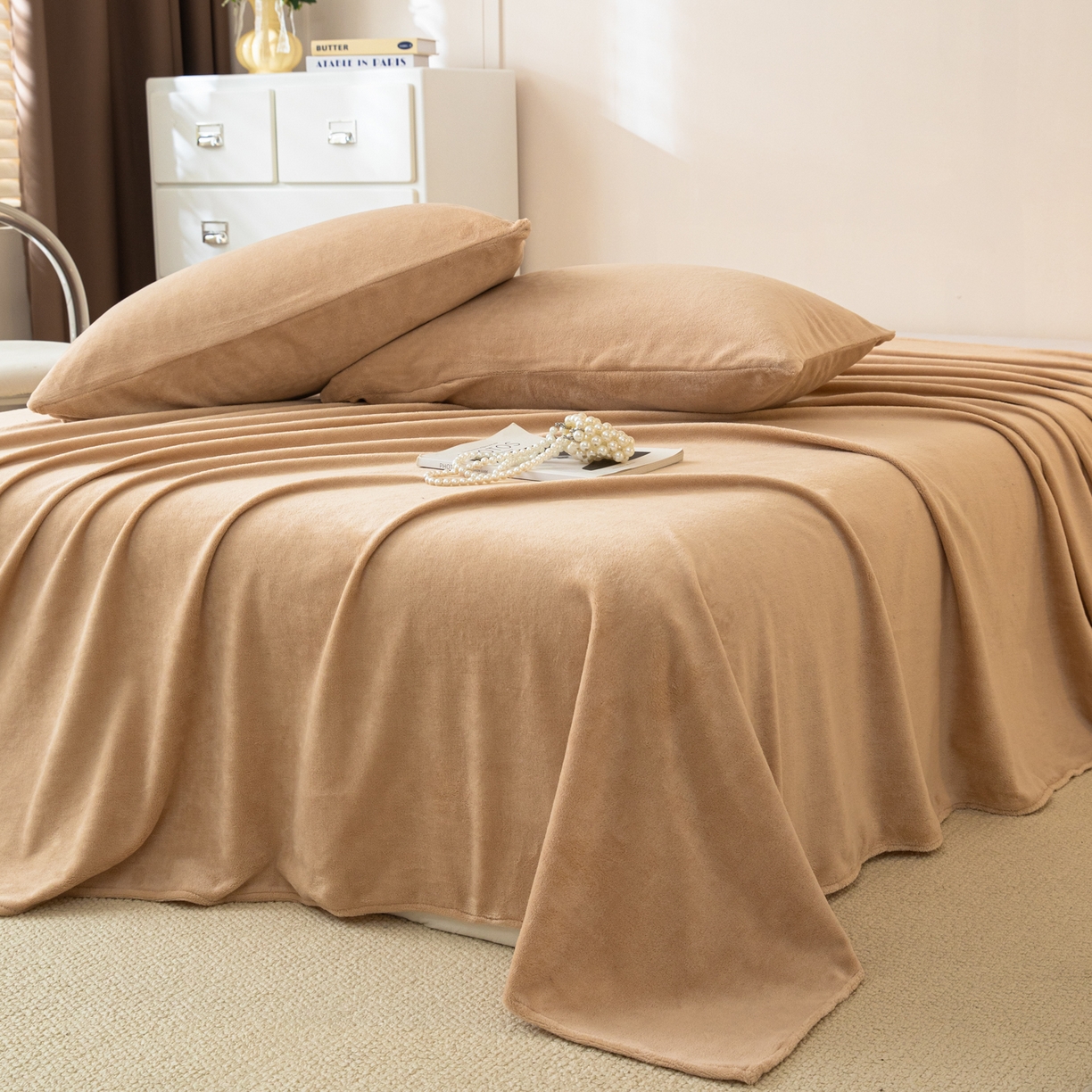 91家纺网 家纺一手货源 找家纺 眠博士 2025新款简约牛奶绒纯色单床单-场景二 牛奶绒纯色床单-暖咖