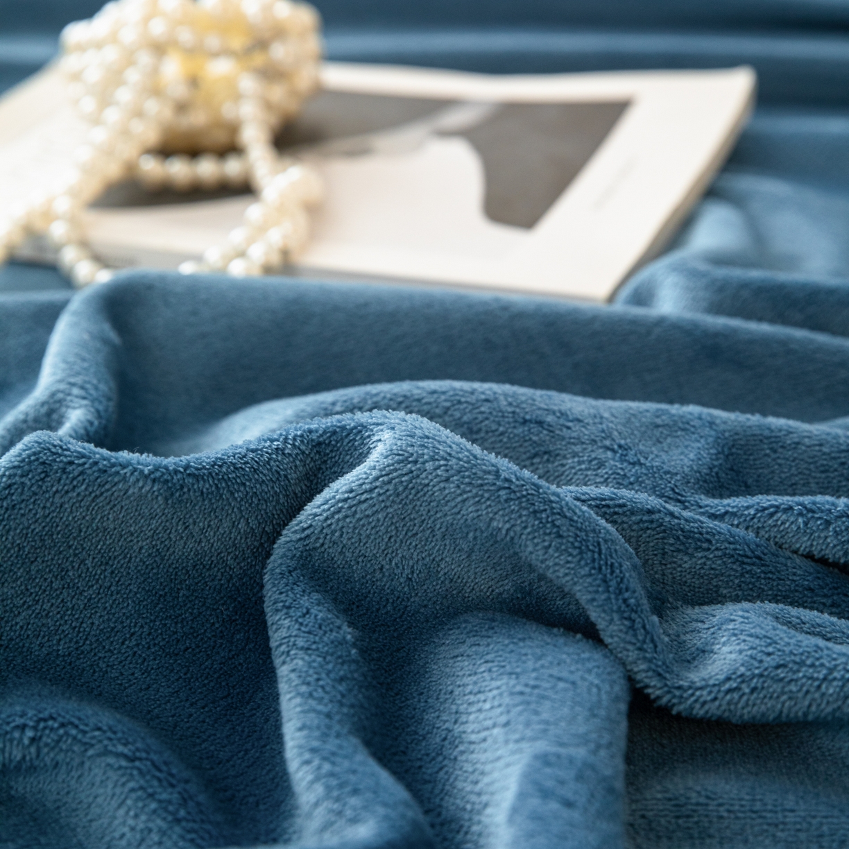 91家纺网 家纺一手货源 找家纺 眠博士 2025新款简约牛奶绒纯色单床单-场景二 牛奶绒纯色床单-靛青