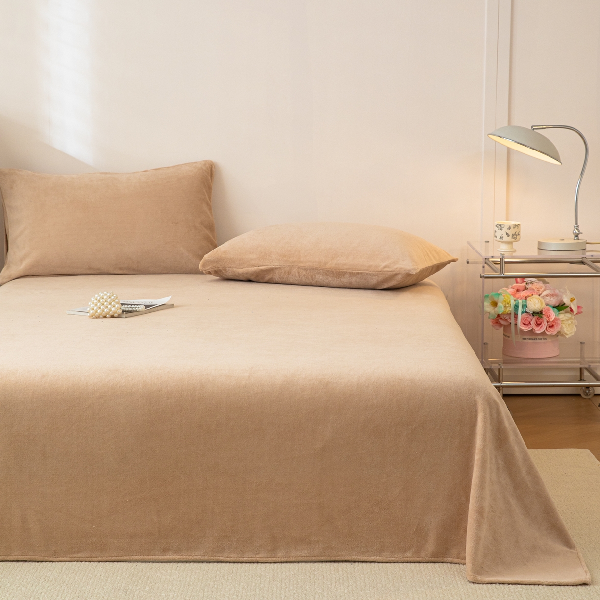 91家纺网 家纺一手货源 找家纺 眠博士 2025新款简约牛奶绒纯色单床单-场景二 牛奶绒纯色床单-暖咖