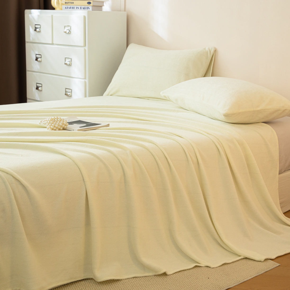 91家纺网 家纺一手货源 找家纺 眠博士 2025新款简约牛奶绒纯色单床单-场景二 牛奶绒纯色床单-奶白