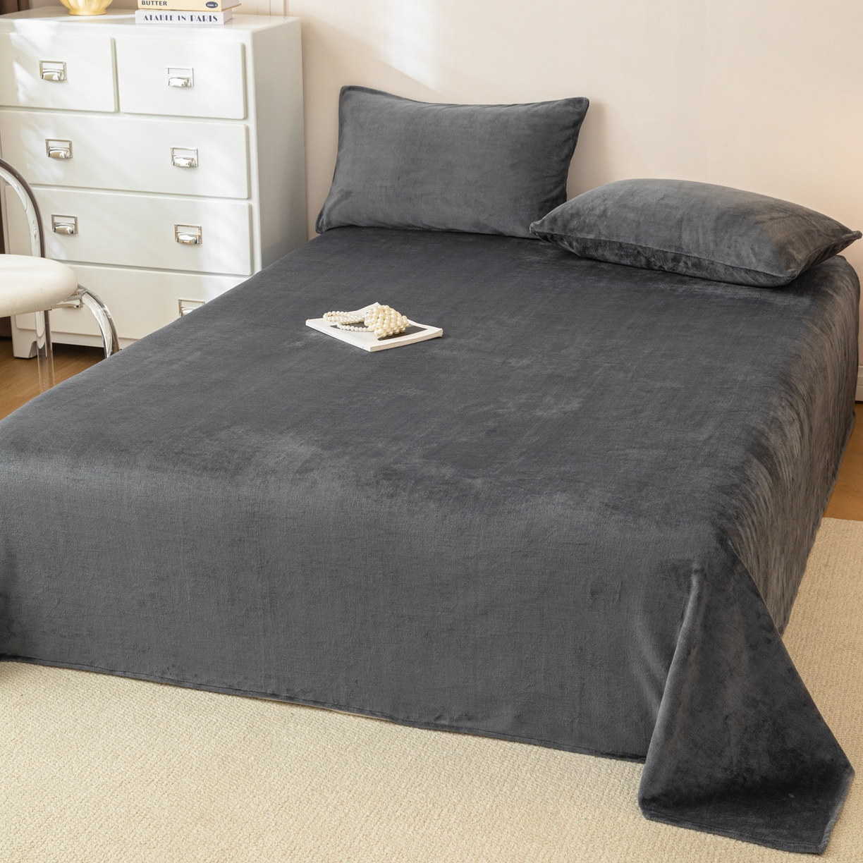 91家纺网 家纺一手货源 找家纺 眠博士 2025新款简约牛奶绒纯色单床单-场景二 牛奶绒纯色床单-深灰