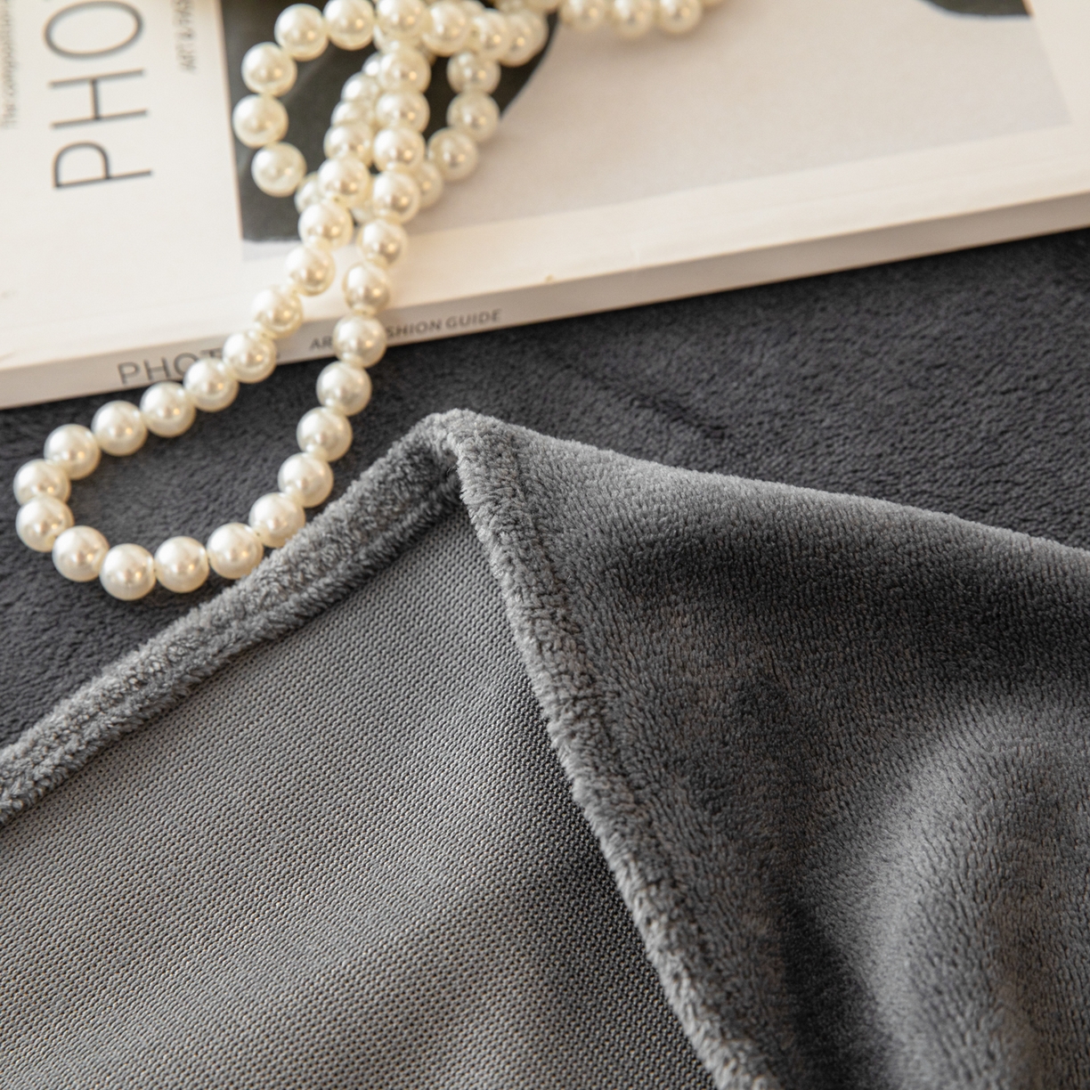 91家纺网 家纺一手货源 找家纺 眠博士 2025新款简约牛奶绒纯色单床单-场景二 牛奶绒纯色床单-深灰