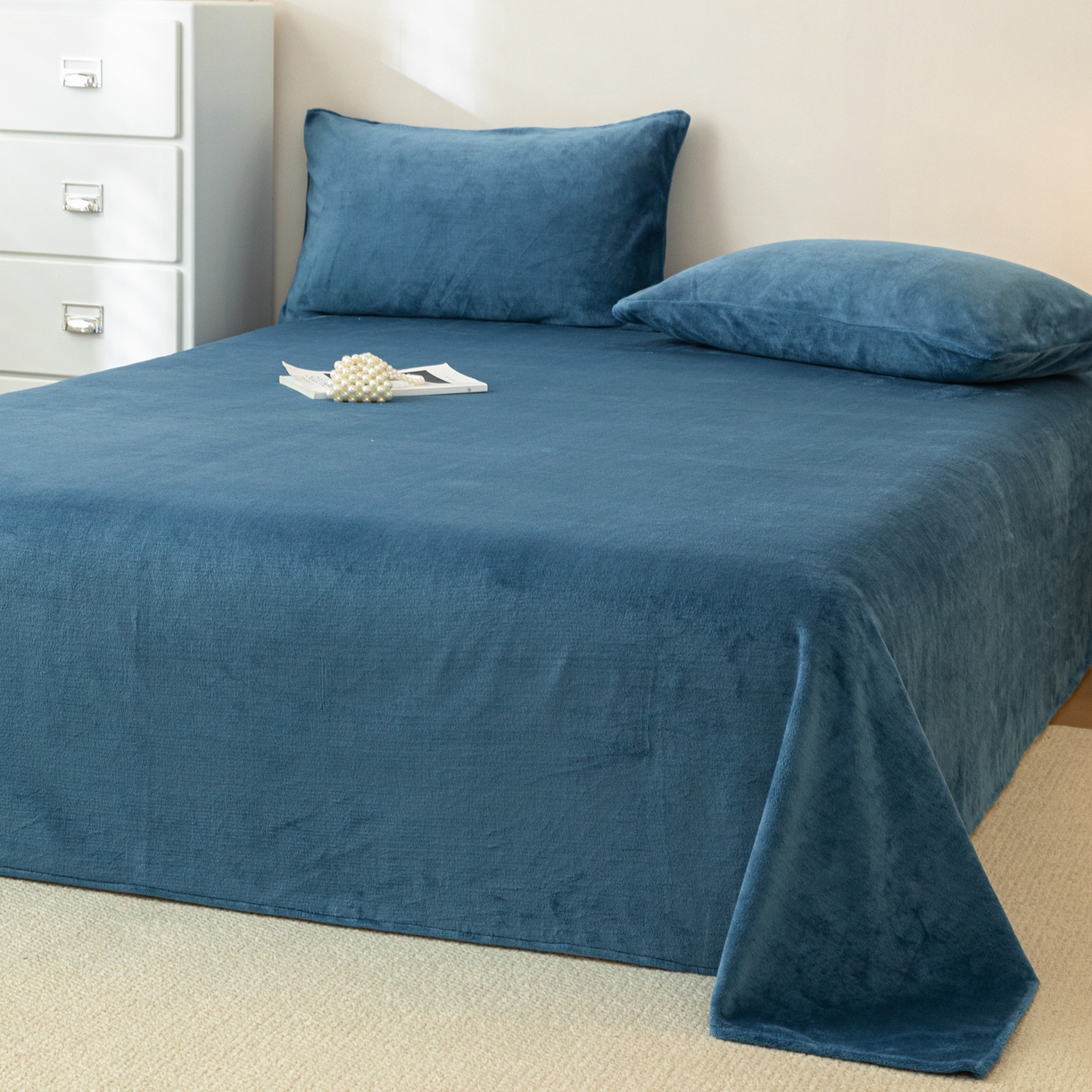 91家纺网 家纺一手货源 找家纺 眠博士 2025新款简约牛奶绒纯色单床单-场景二 牛奶绒纯色床单-靛青