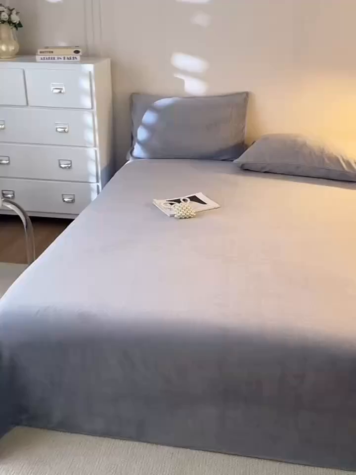 91家纺网 家纺一手货源 找家纺 眠博士 2025新款简约牛奶绒纯色单床单-场景二 牛奶绒纯色床单-浅灰