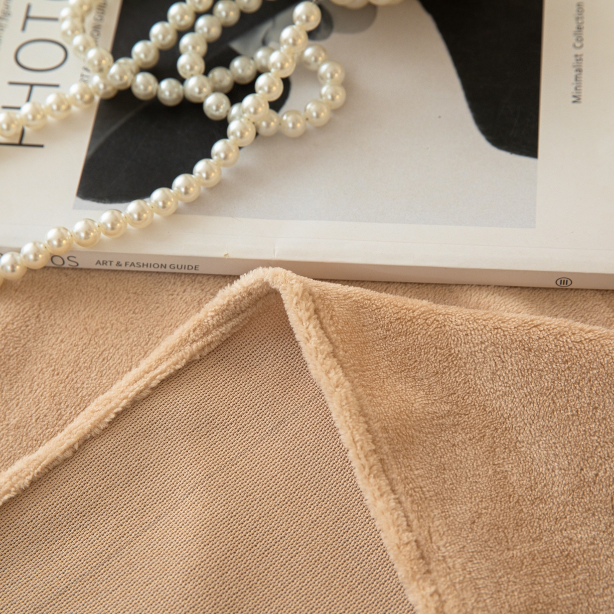 91家纺网 家纺一手货源 找家纺 眠博士 2025新款简约牛奶绒纯色单床单-场景二 牛奶绒纯色床单-暖咖