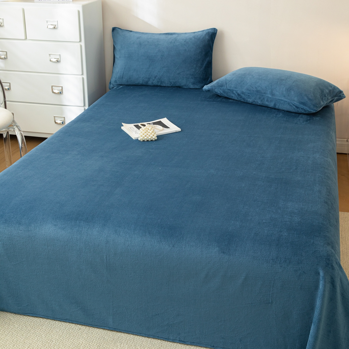 91家纺网 家纺一手货源 找家纺 眠博士 2025新款简约牛奶绒纯色单床单-场景二 牛奶绒纯色床单-靛青