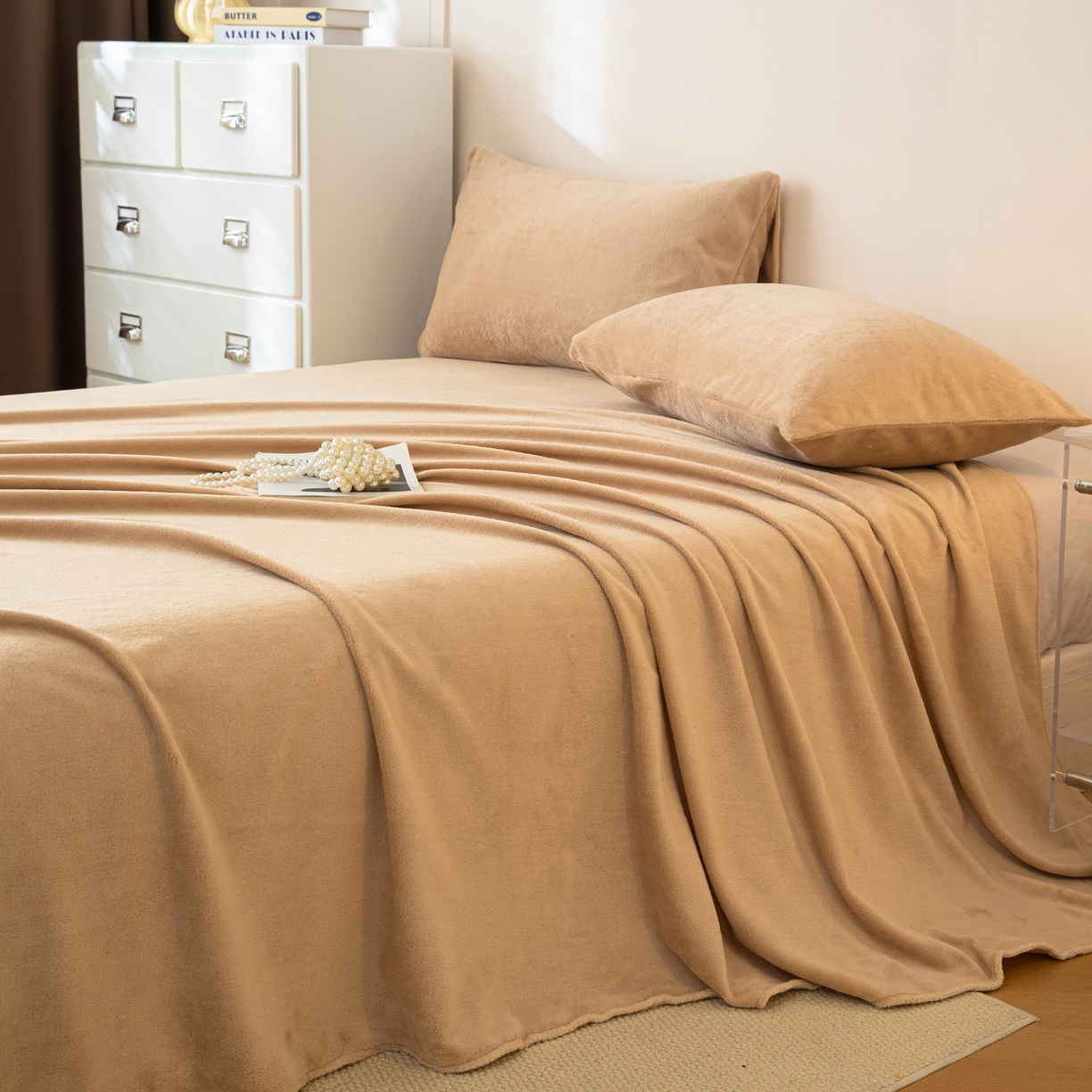 91家纺网 家纺一手货源 找家纺 眠博士 2025新款简约牛奶绒纯色单床单-场景二 牛奶绒纯色床单-暖咖