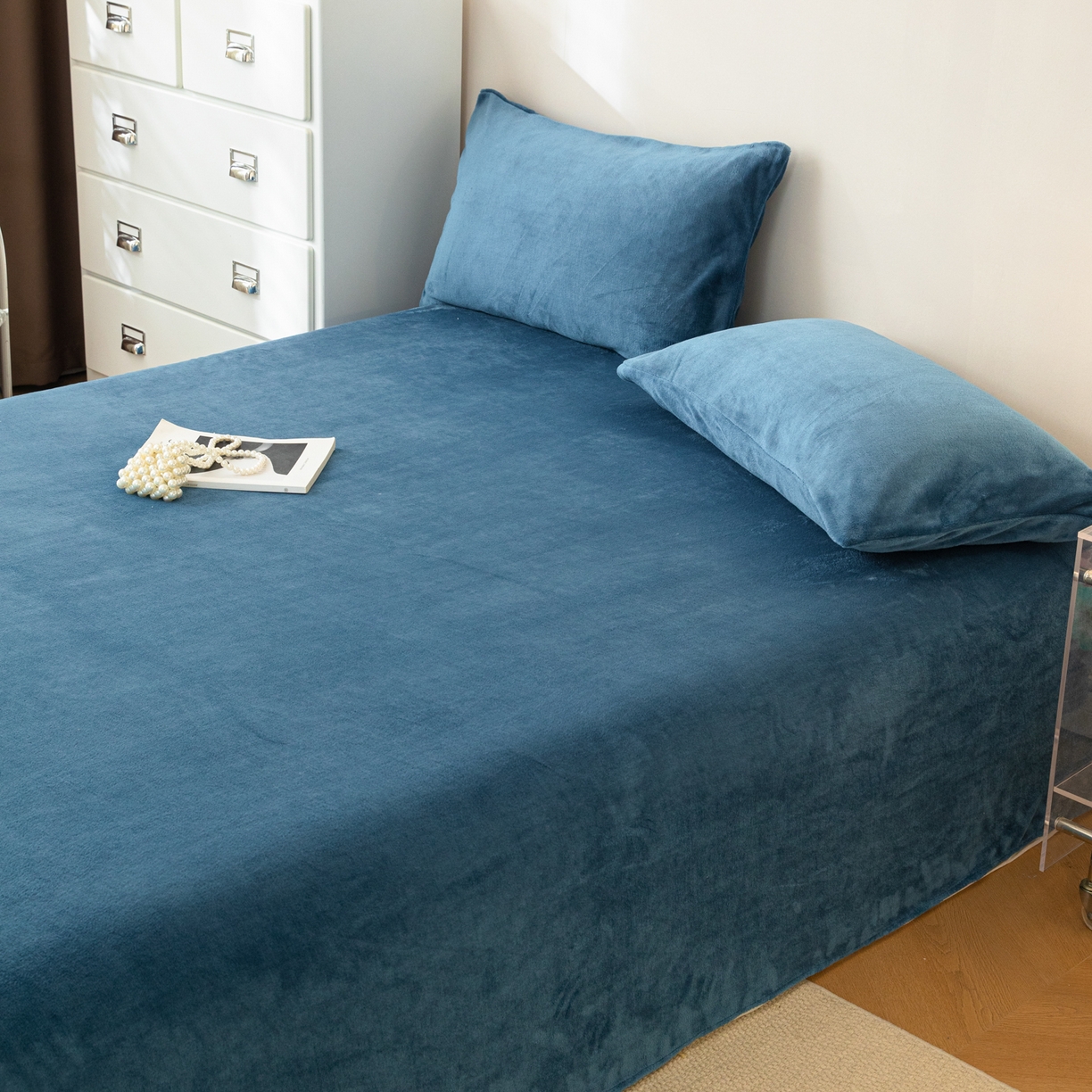 91家纺网 家纺一手货源 找家纺 （总）眠博士 2025新款简约牛奶绒纯色单床单-场景二