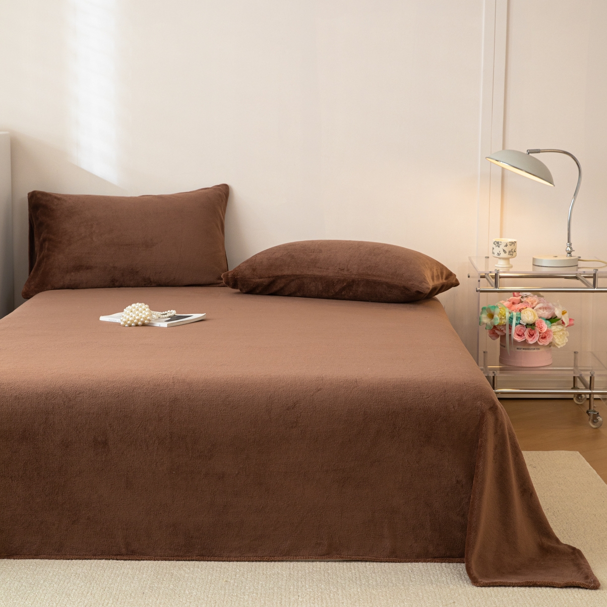 91家纺网 家纺一手货源 找家纺 眠博士 2025新款简约牛奶绒纯色单床单-场景二 牛奶绒纯色床单-冬日咖