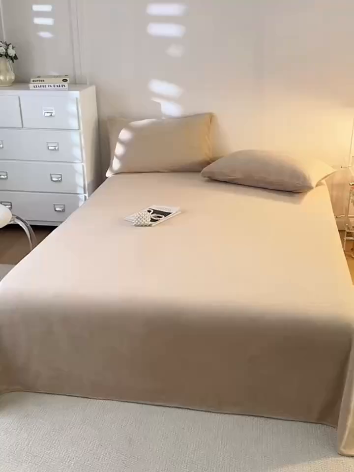 91家纺网 家纺一手货源 找家纺 眠博士 2025新款简约牛奶绒纯色单床单-场景二 牛奶绒纯色床单-暖咖