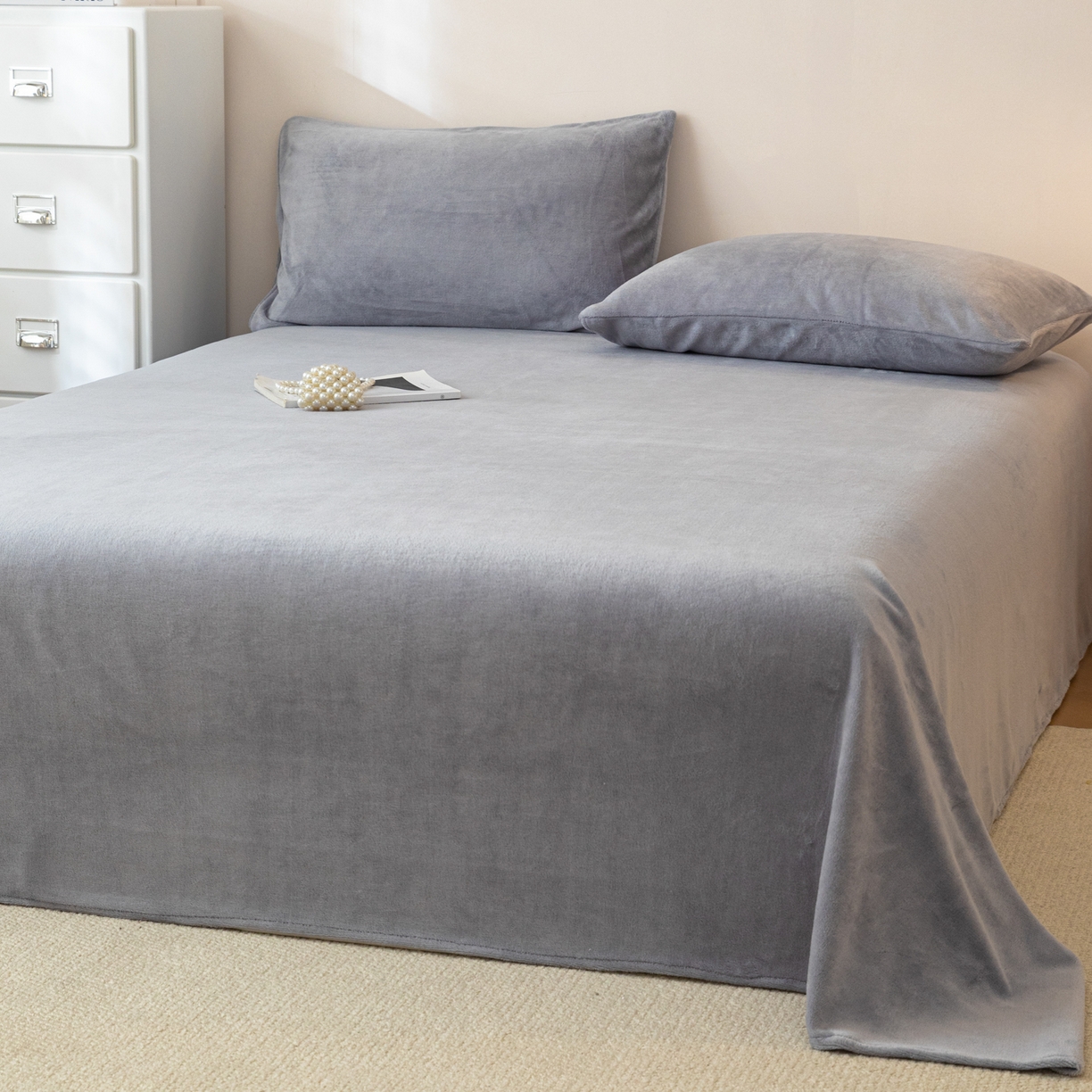 91家纺网 家纺一手货源 找家纺 眠博士 2025新款简约牛奶绒纯色单床单-场景二 牛奶绒纯色床单-浅灰