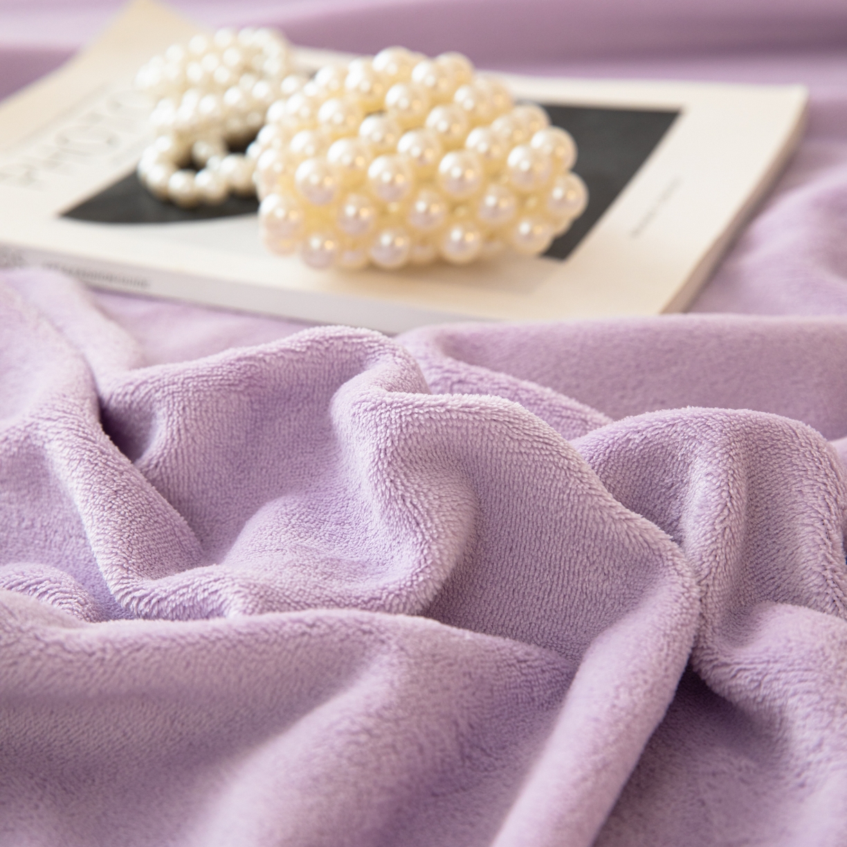 91家纺网 家纺一手货源 找家纺 眠博士 2025新款简约牛奶绒纯色单床单-场景二 牛奶绒纯色床单-丁香紫