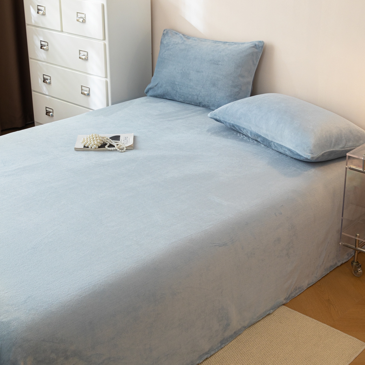 91家纺网 家纺一手货源 找家纺 眠博士 2025新款简约牛奶绒纯色单床单-场景二 牛奶绒纯色床单-雾霾蓝