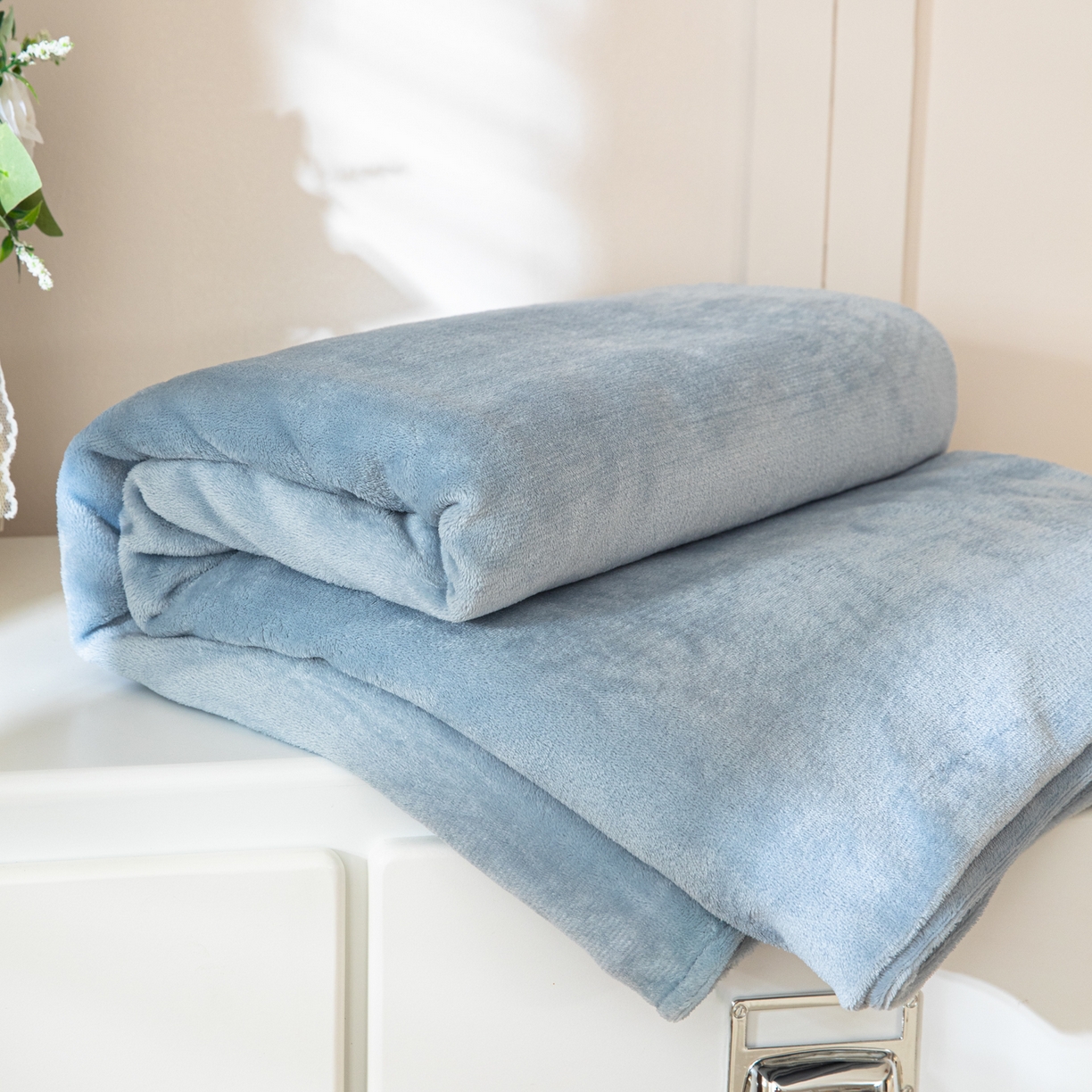 91家纺网 家纺一手货源 找家纺 眠博士 2025新款简约牛奶绒纯色单床单-场景二 牛奶绒纯色床单-雾霾蓝